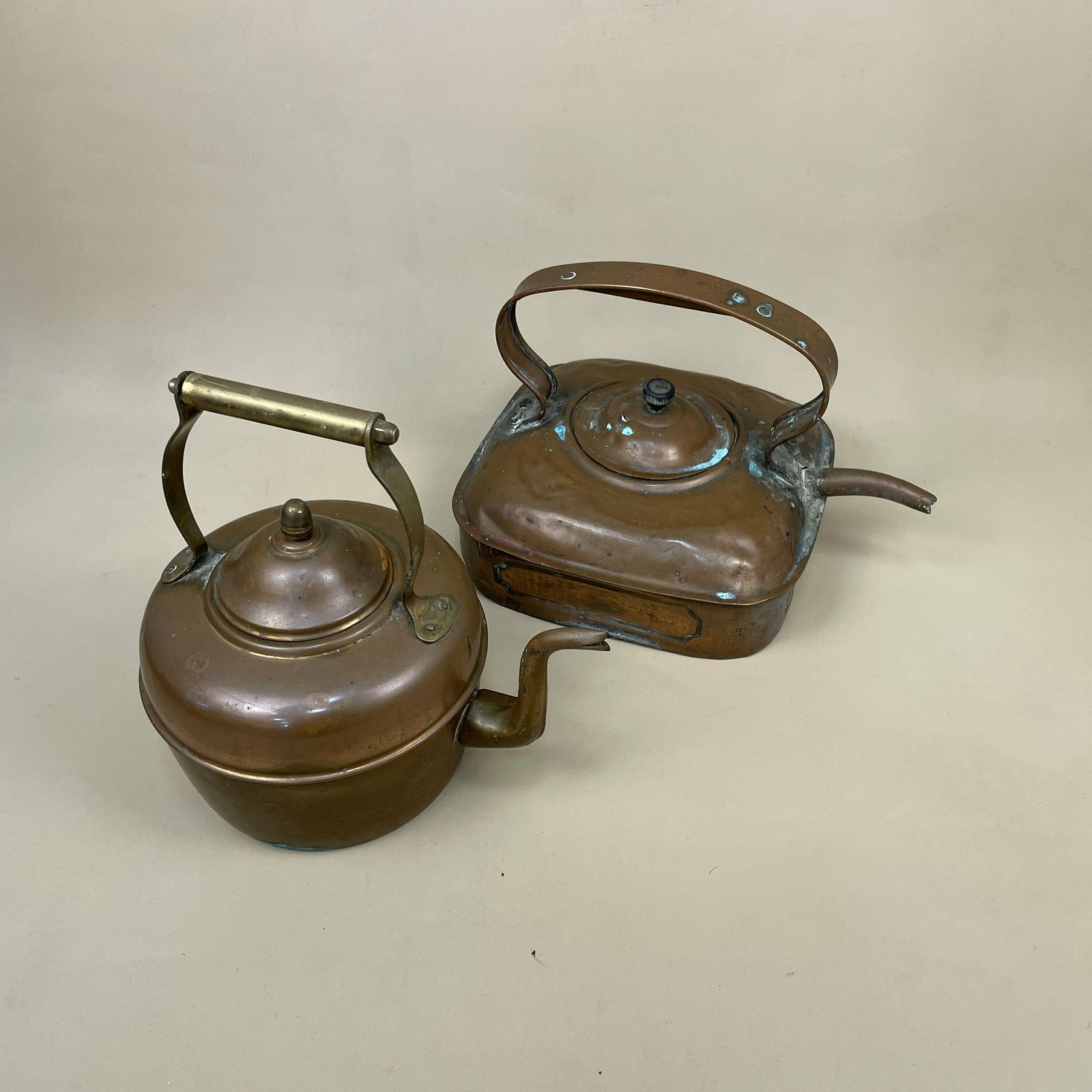 2 Antique Copper Kettles Tea Pots Kettle Lidded Handle Vintage Kitchen Teapot Teapots Retro photo furniture