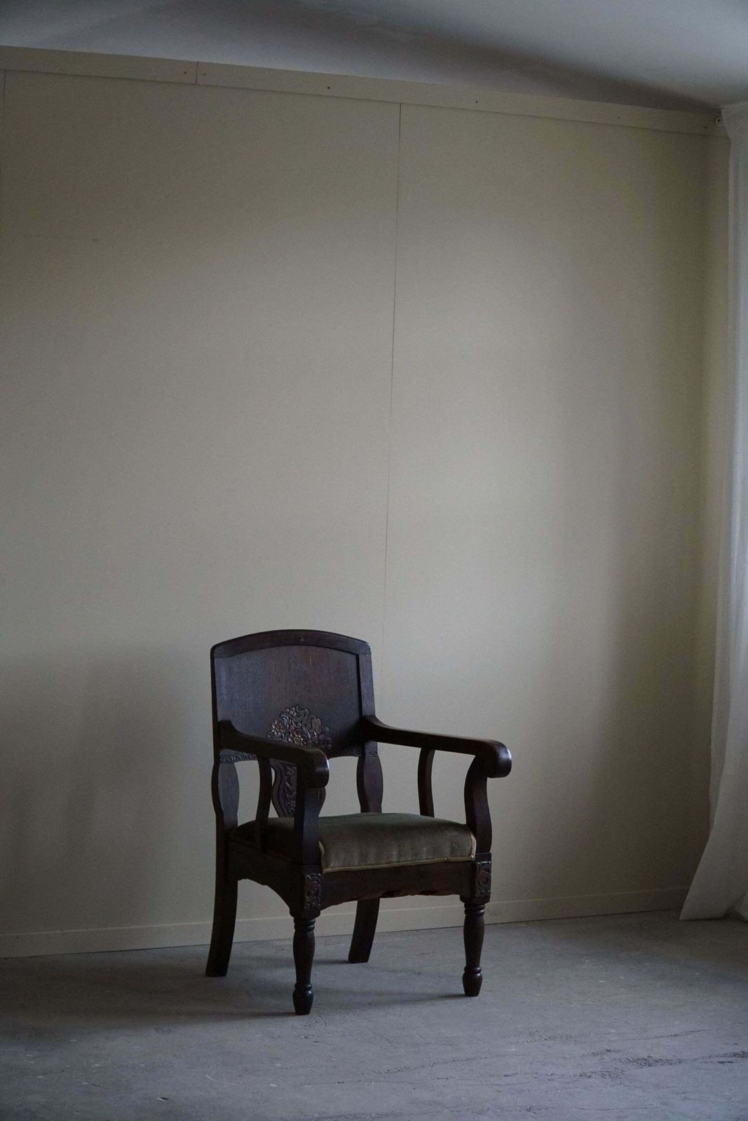 photo vintage Hand Carved Armchair In Oak & Velvet, Danish Cabinetmaker, Jugendstil, 1939