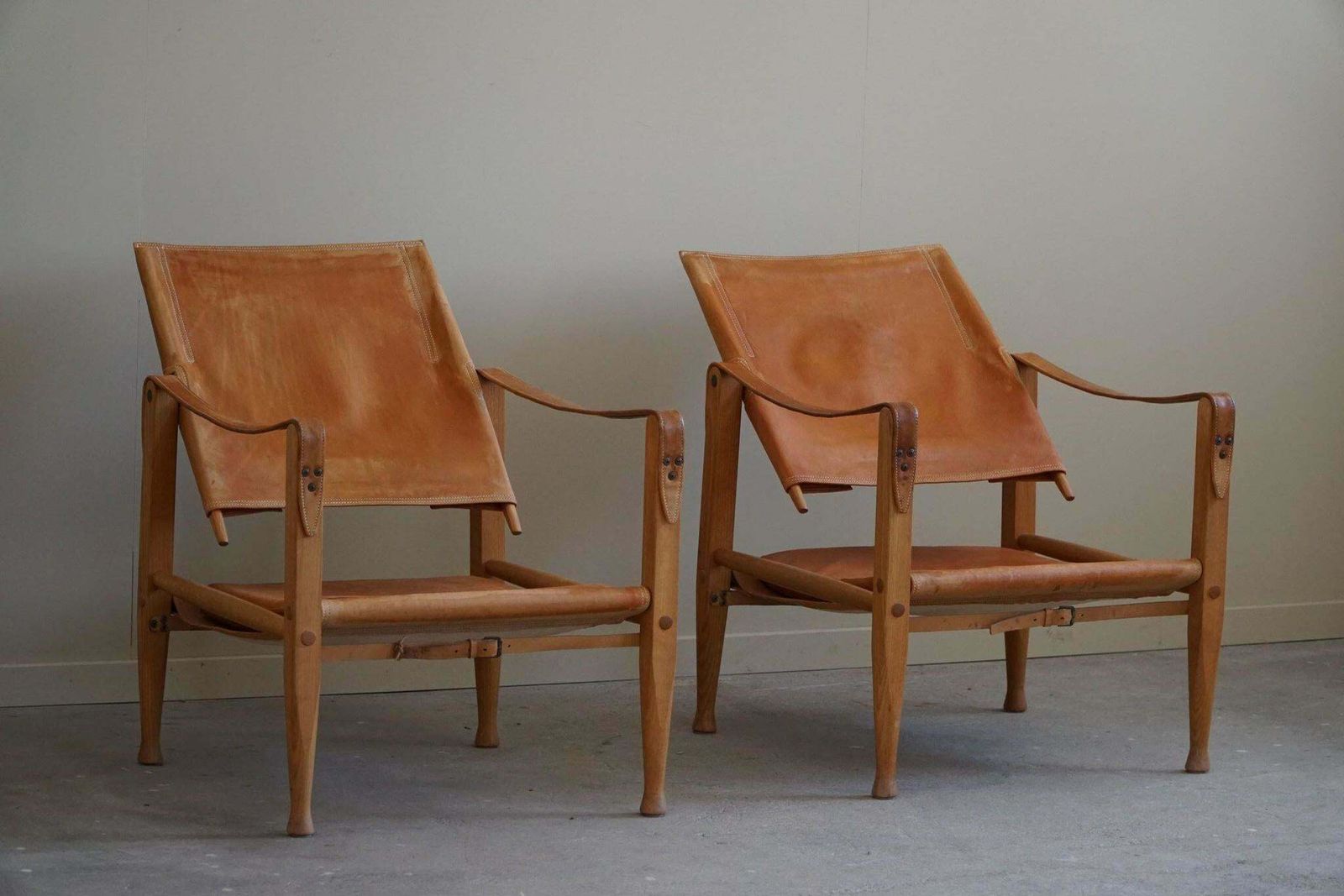 photo vintage Kaare Klint A Pair Of Safari Chairs In Ash And Leather Rud Rasmussen 1960s
