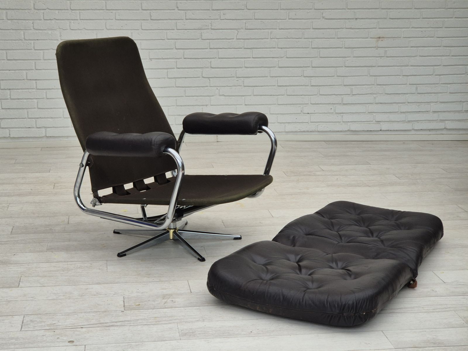 1970s, Danish Swivel Chair, Original Condition, Leather, Chrome Steel. photo 1350.0