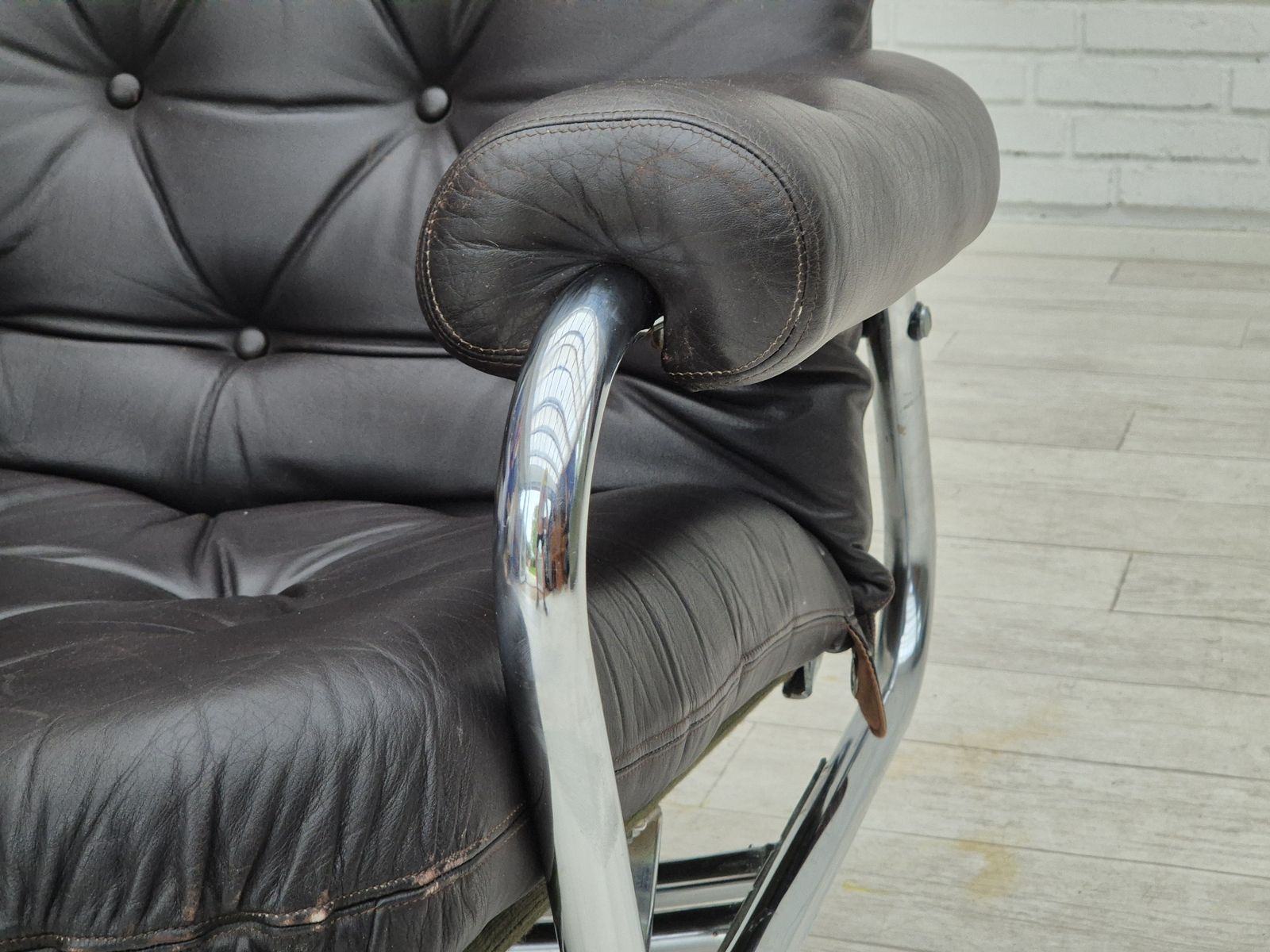 photo vinterior 1970s, Danish Swivel Chair, Original Condition, Leather, Chrome Steel.