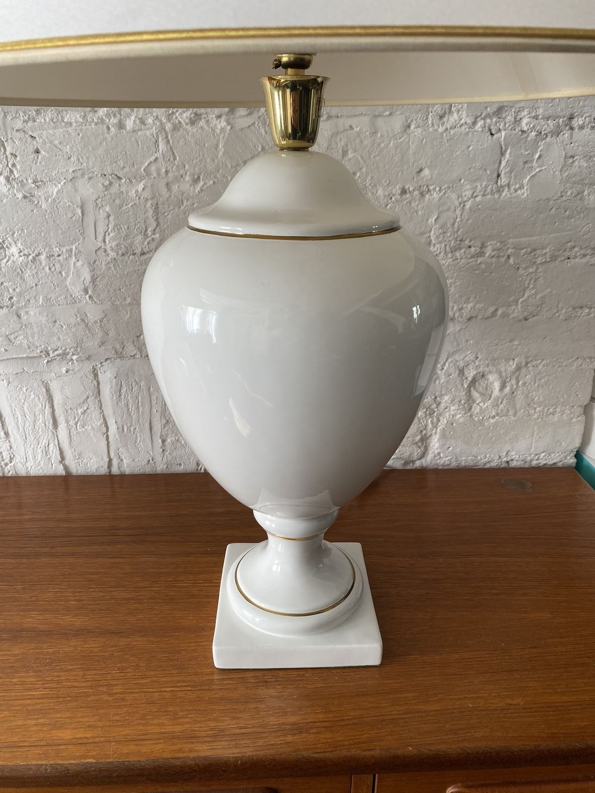 photo vinterior Pair Of White & Gold Ceramic Table Lamps & Shades By Stefano Cevoli, Italian, 1980s