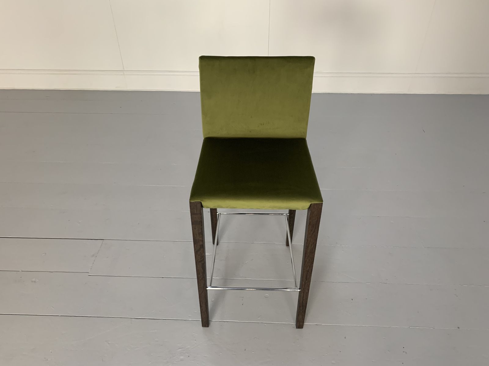 photo furniture Pair Of Walter Knoll “Andoo” Bar Stools – In Green Velvet & Walnut