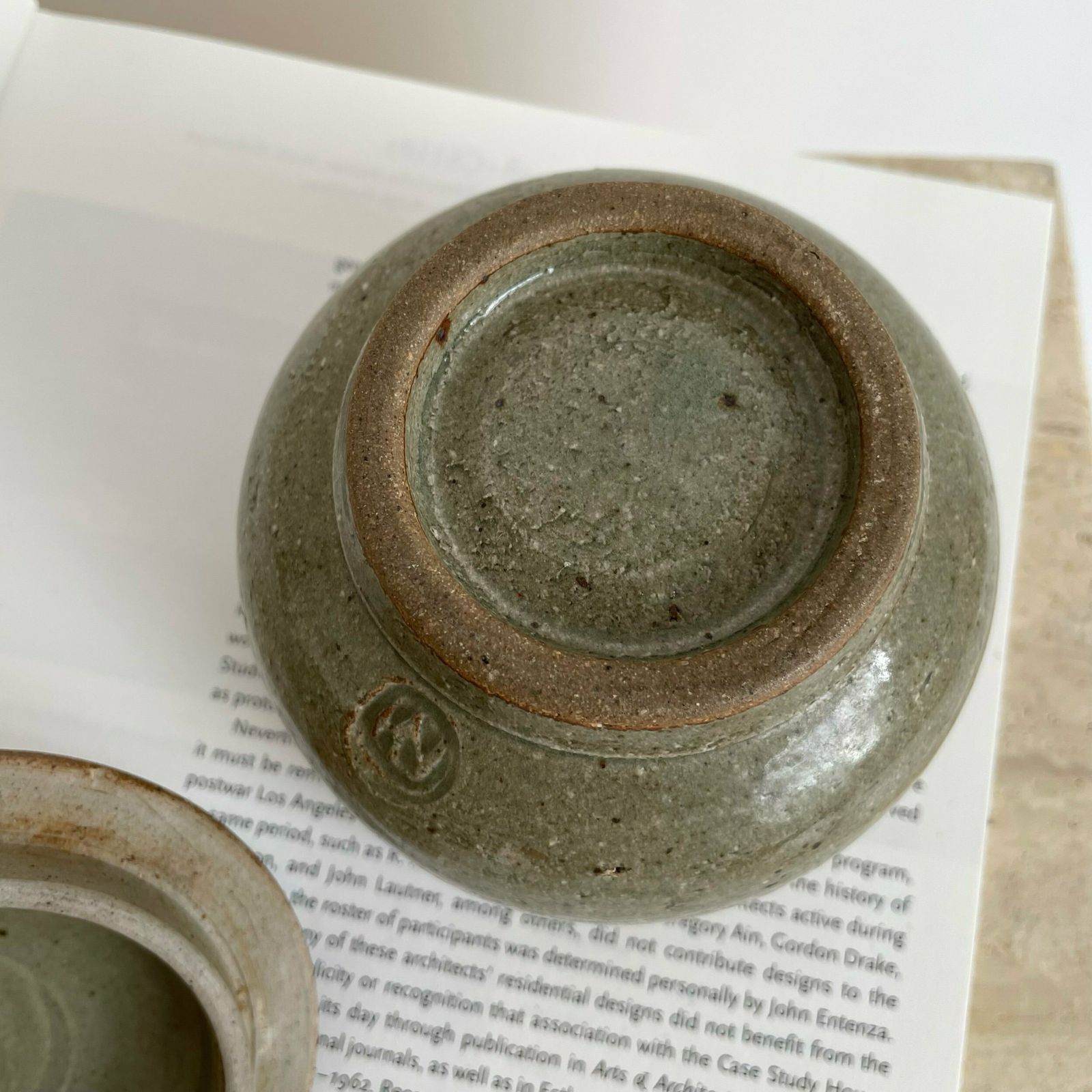 Mid Century Stoneware Studio Pottery Neutral Lidded Pot / Bowl photo vinterior