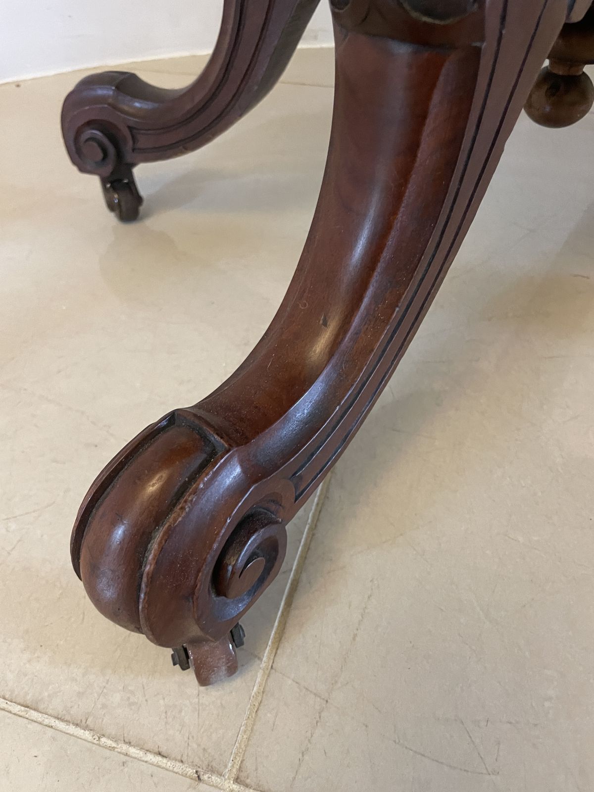 photo furniture Antique 19th Century Quality Inlaid Burr Walnut Oval Centre Table