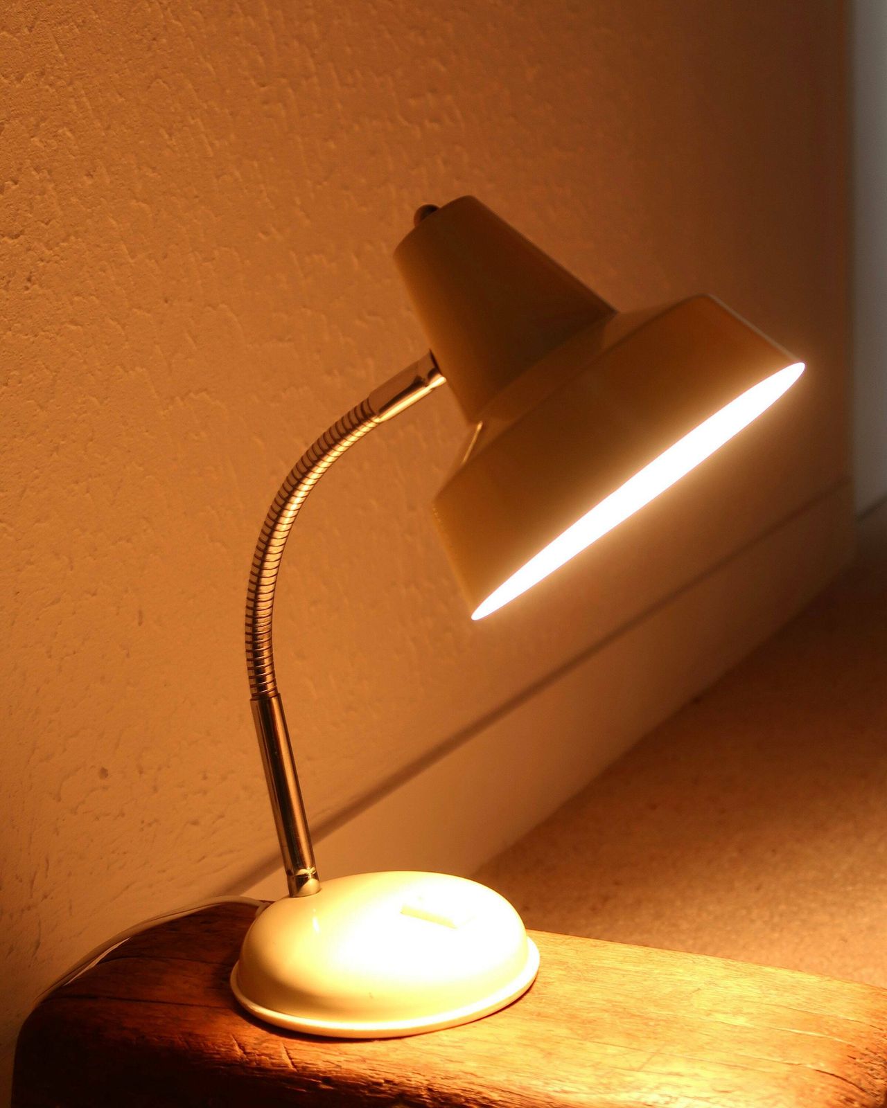 Franse Gelede Beige Bureaulamp, Ca. Jaren 1950 / Vintage, Kinderkamer, Tafelverlichting photo Verlichting