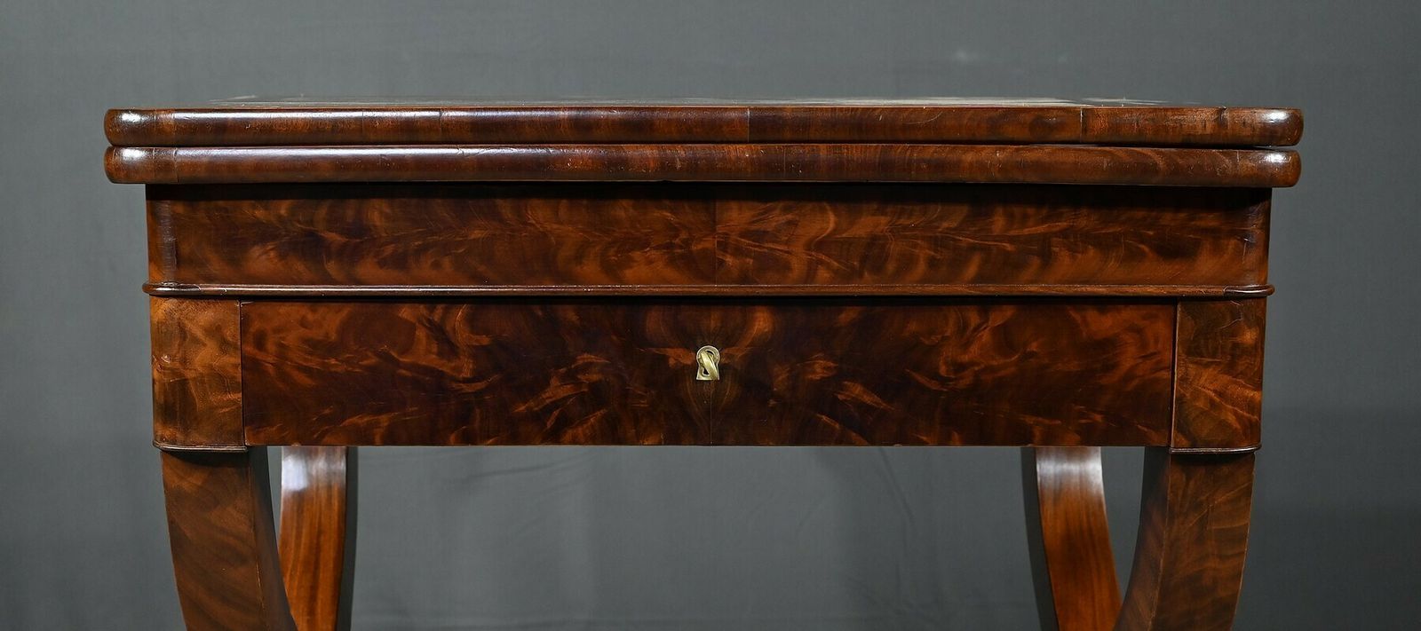 photo vintage Burl Mahogany Games Table, Restoration Period – Early 19th Century