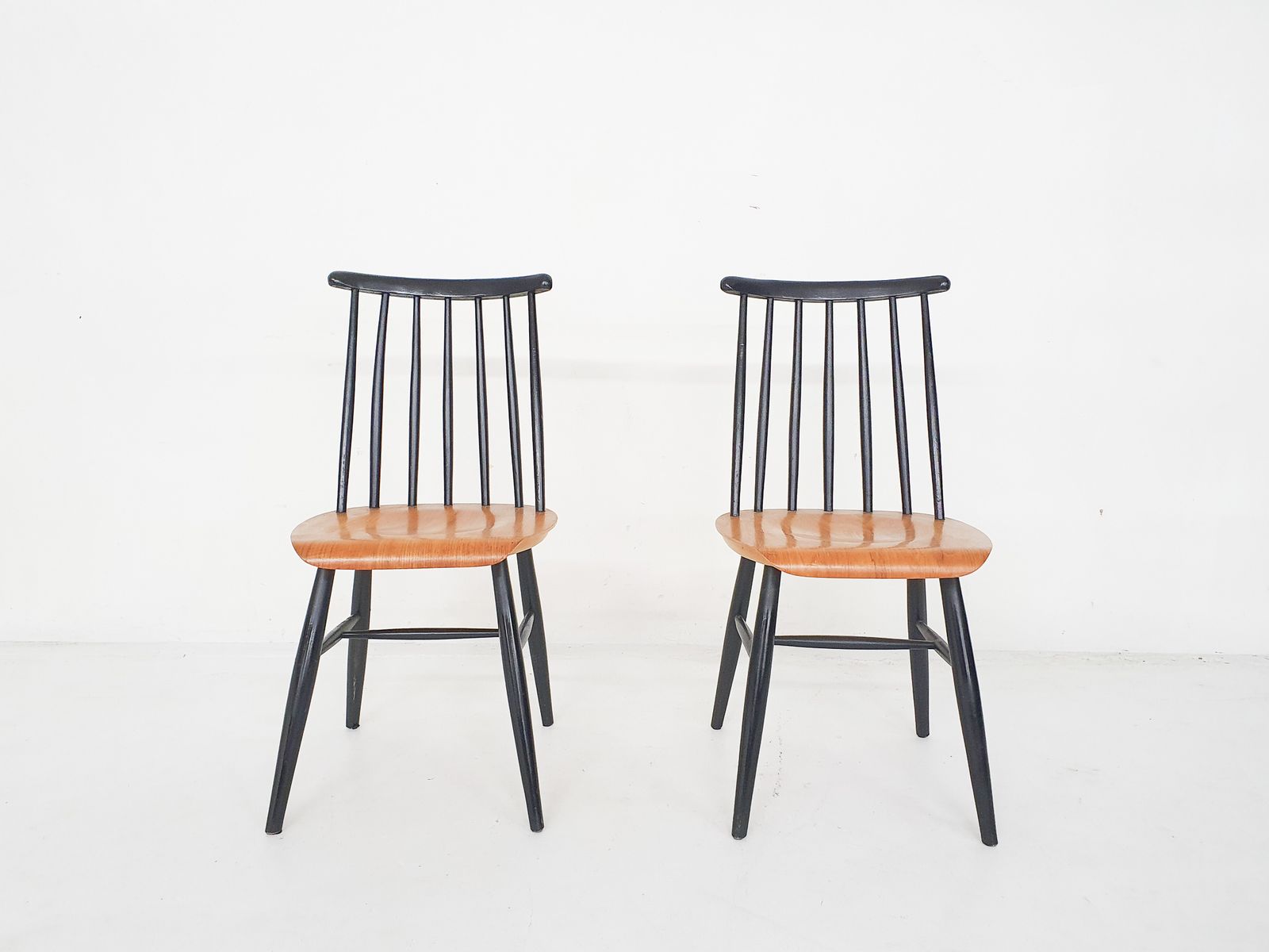 Set Van Twee Stoelen Met Spijlenrug, Nederland, Ca. Jaren 1960
