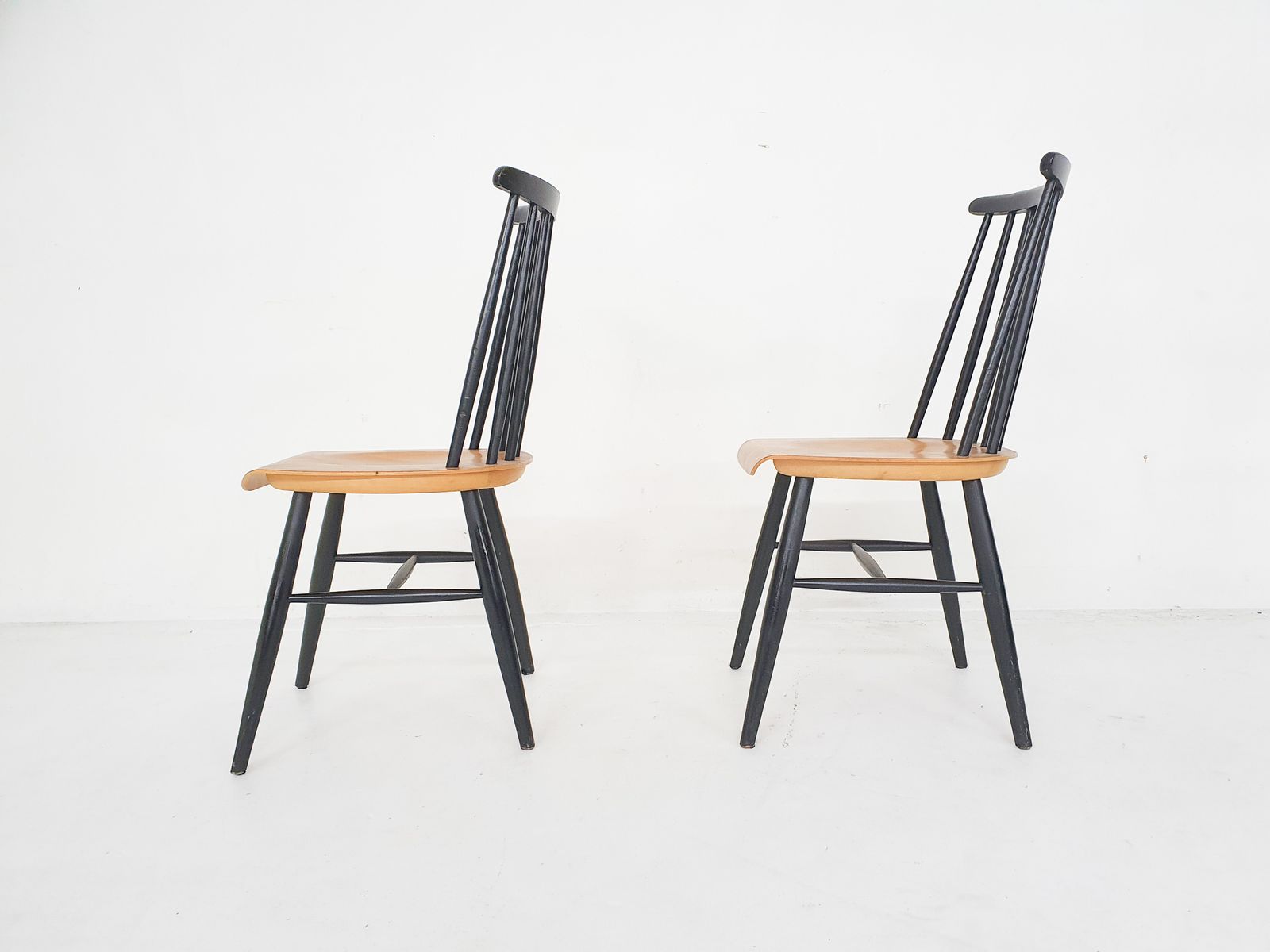 Set Van Twee Stoelen Met Spijlenrug, Nederland, Ca. Jaren 1960 photo for sale