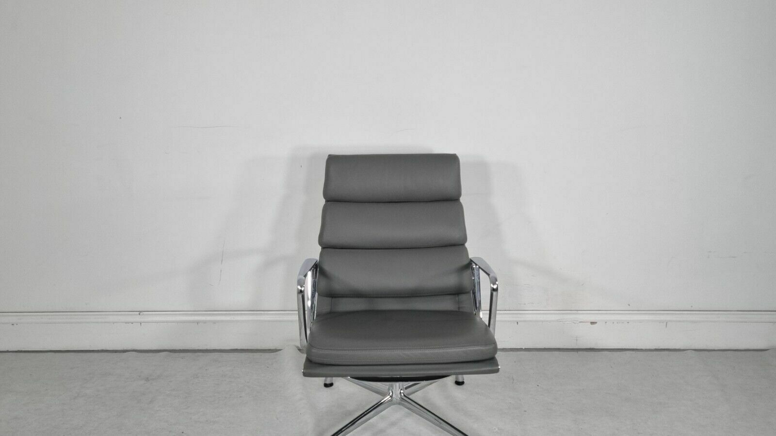 Pristine Vitra Eames Ea219 Soft Pad Chair In Soft Chair Leather photo for sale