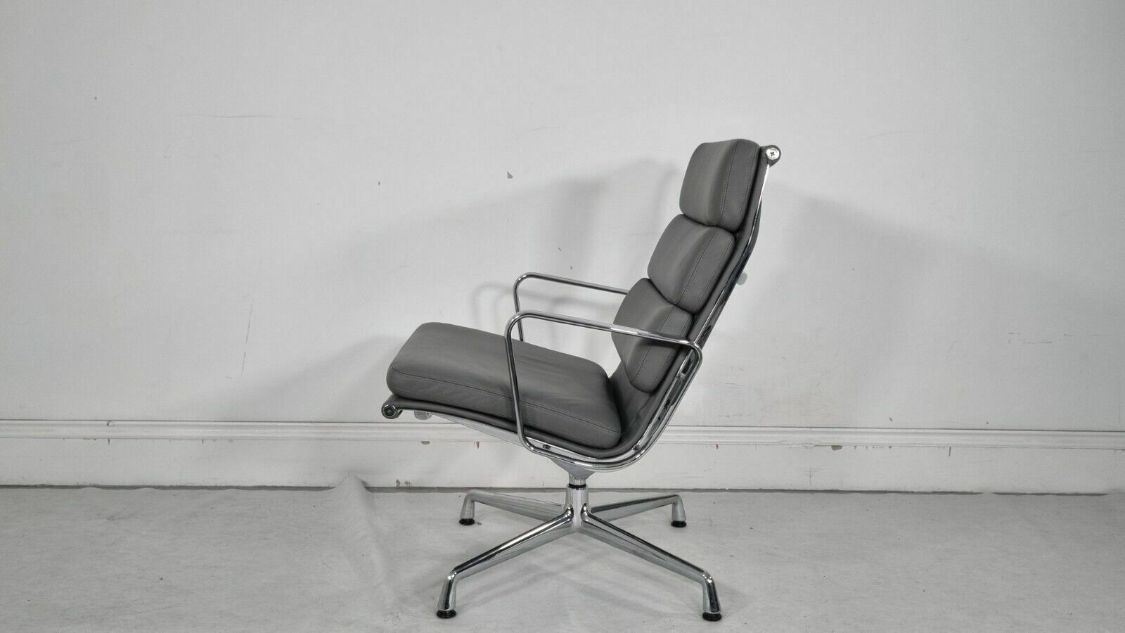 Pristine Vitra Eames Ea219 Soft Pad Chair In Soft Chair Leather photo 2820.0
