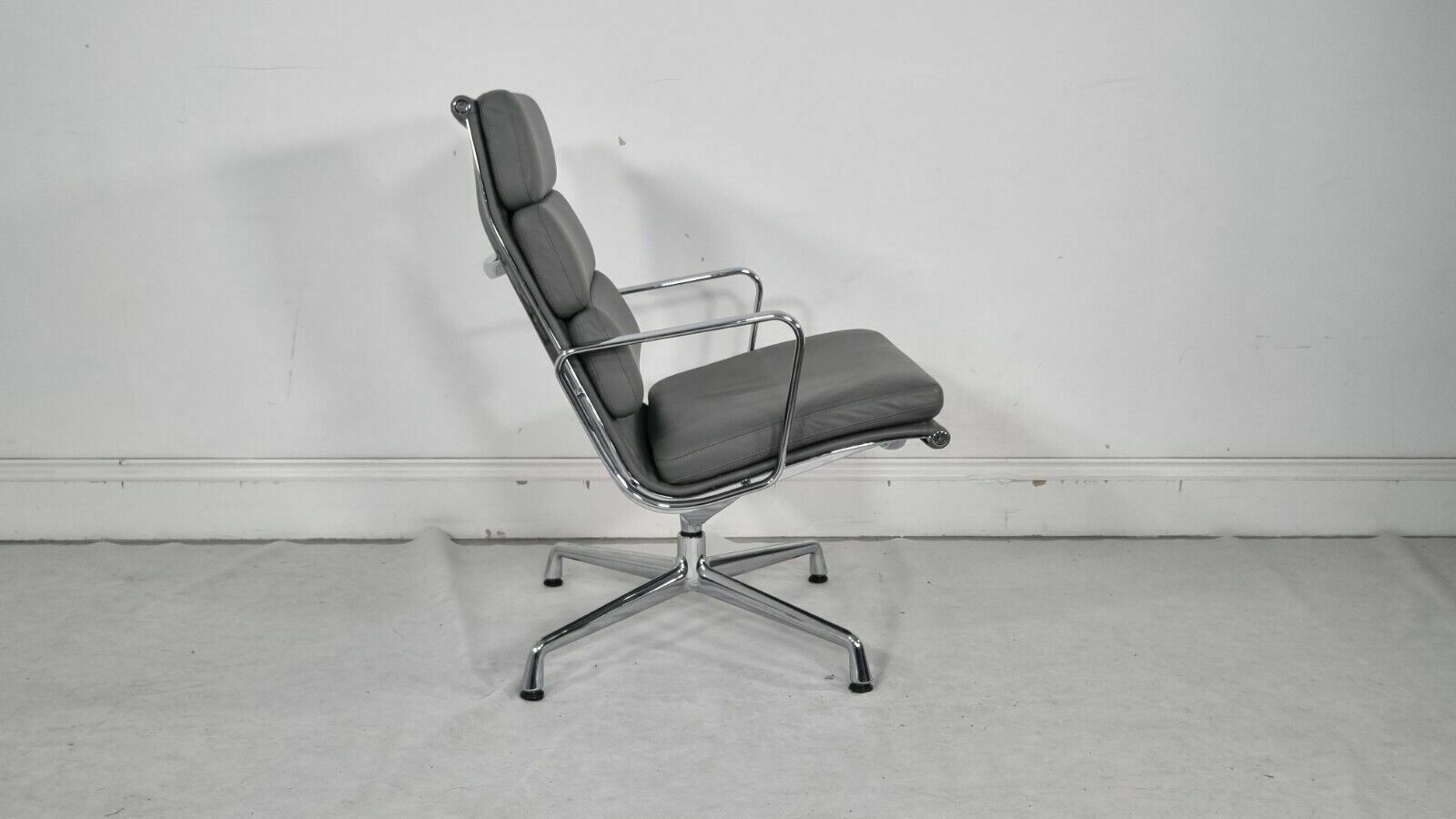 photo furniture Pristine Vitra Eames Ea219 Soft Pad Chair In Soft Chair Leather