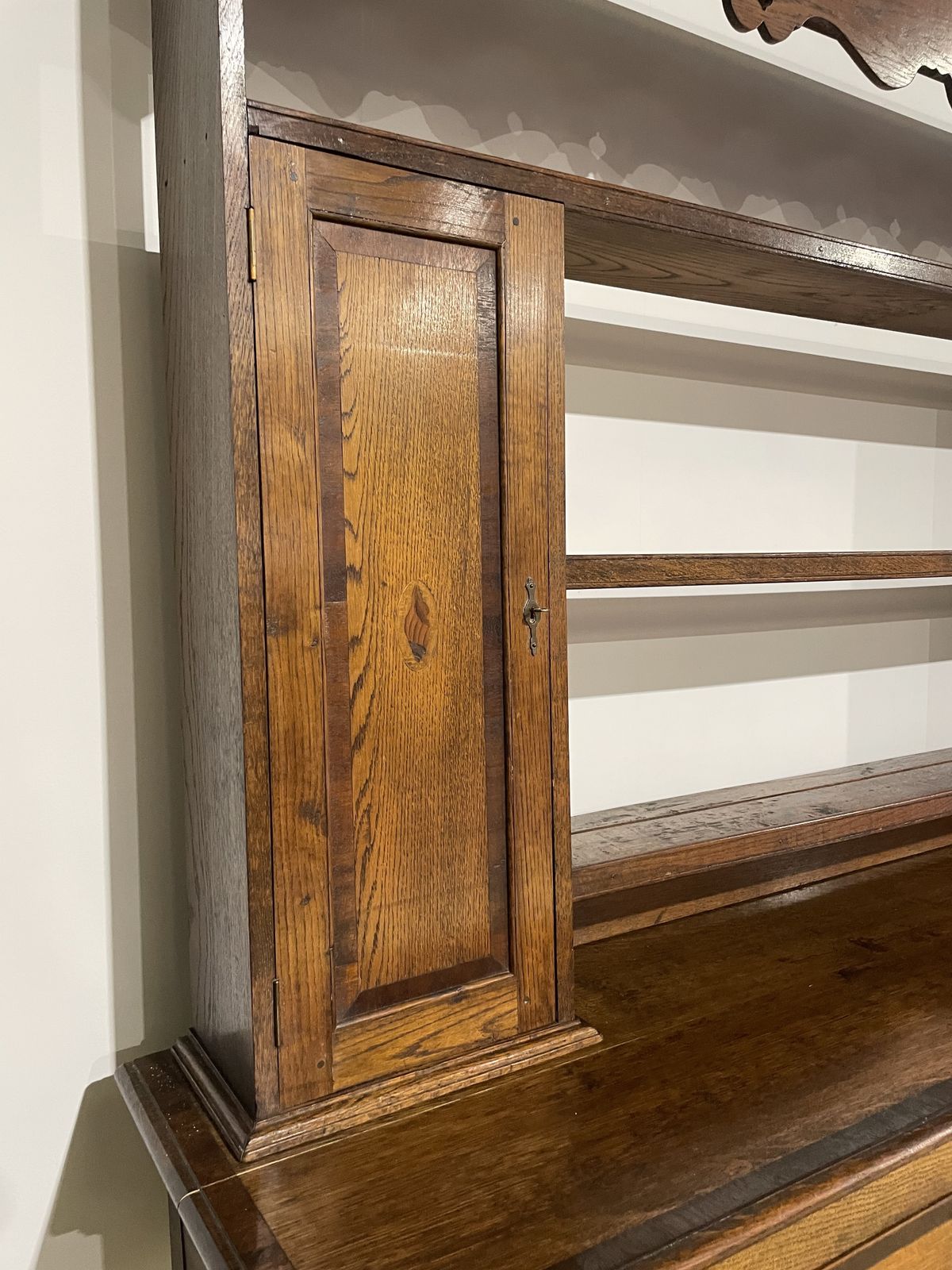 photo vinterior Antique Spicer Of Pontesbury Oak Dresser With Cross Banded Mahogany