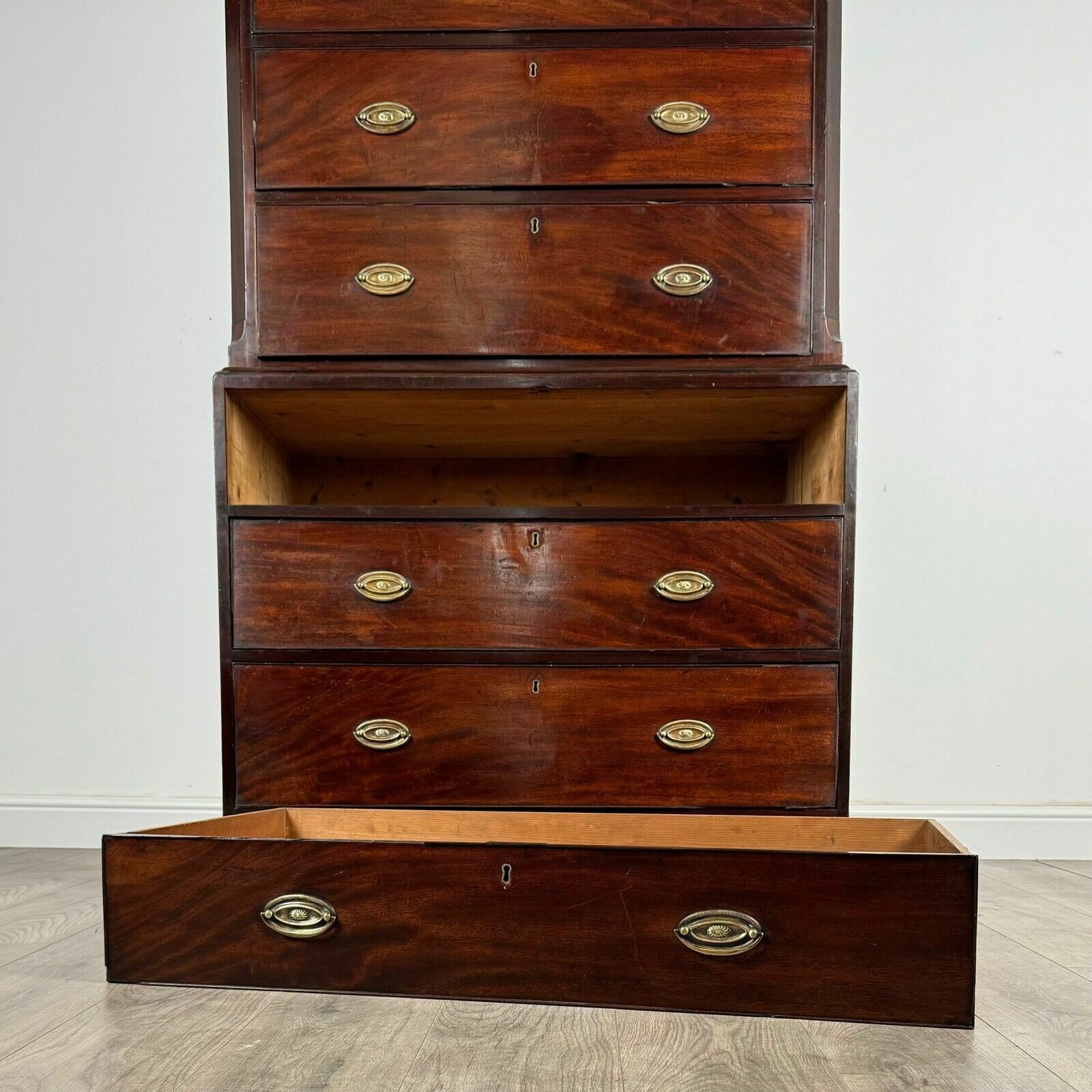 photo furniture Antique 18th Century Chest On Chest In Mahogany