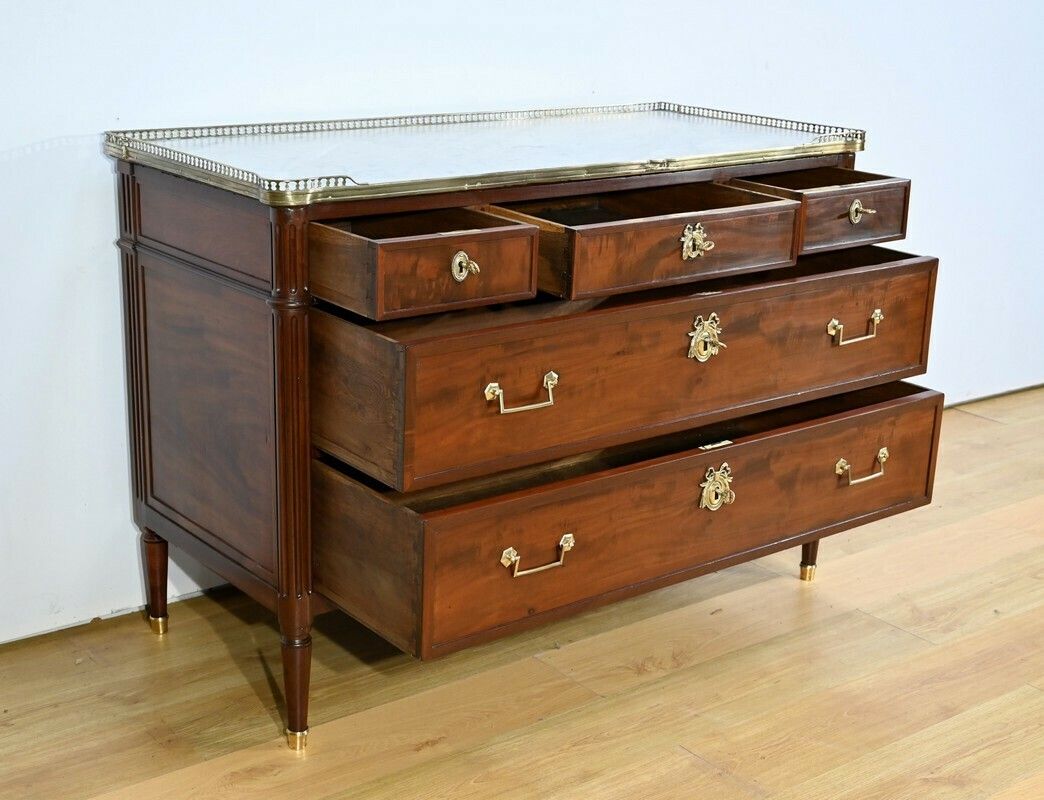 Cuban Mahogany Chest Of Drawers, Louis XVI Period – 2nd Part 18th Century photo Furniture