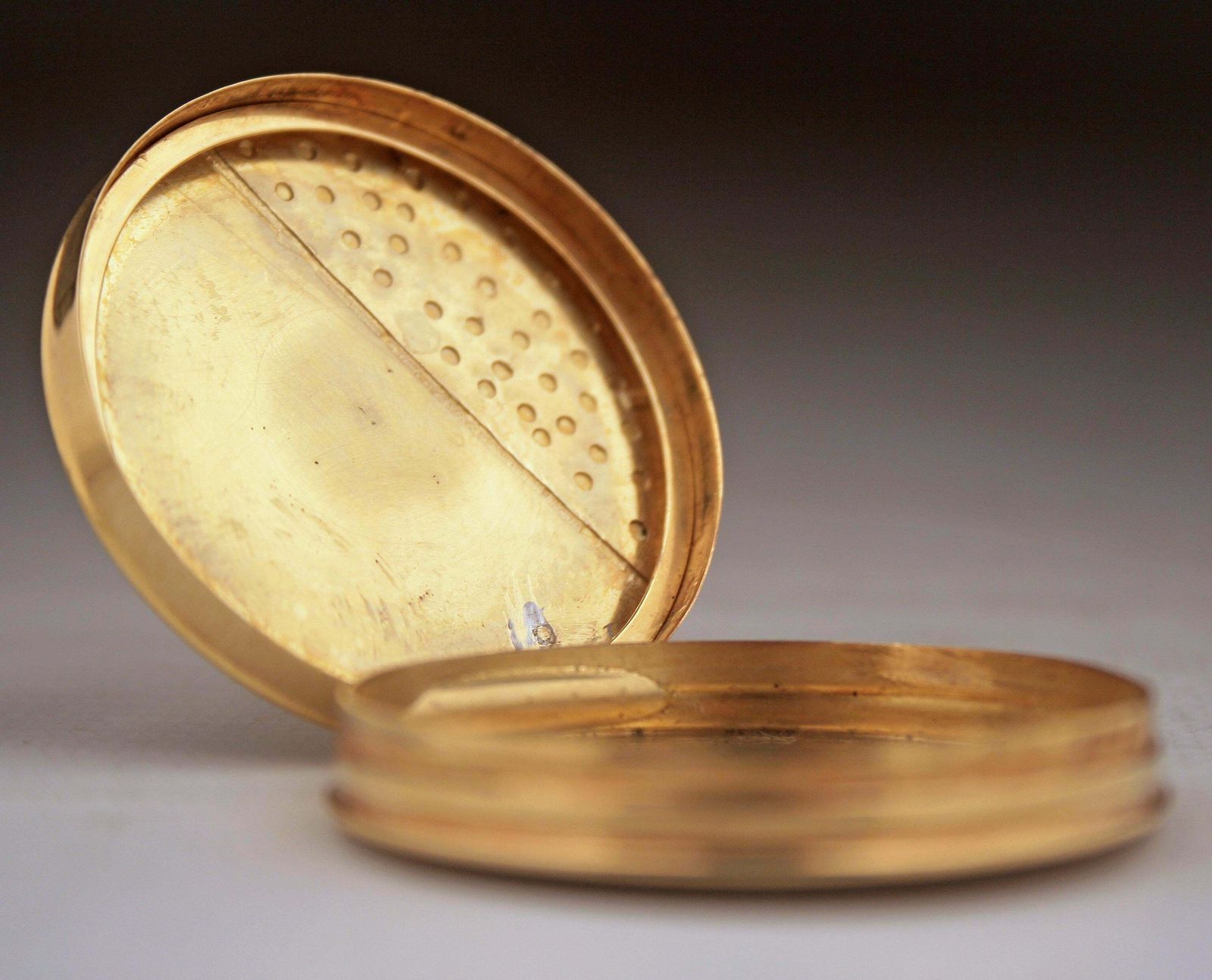 Art Déco French Hand Crafted 18 Karat Gold And Enamel Circular Pill/Snuff Box photo 5200.0