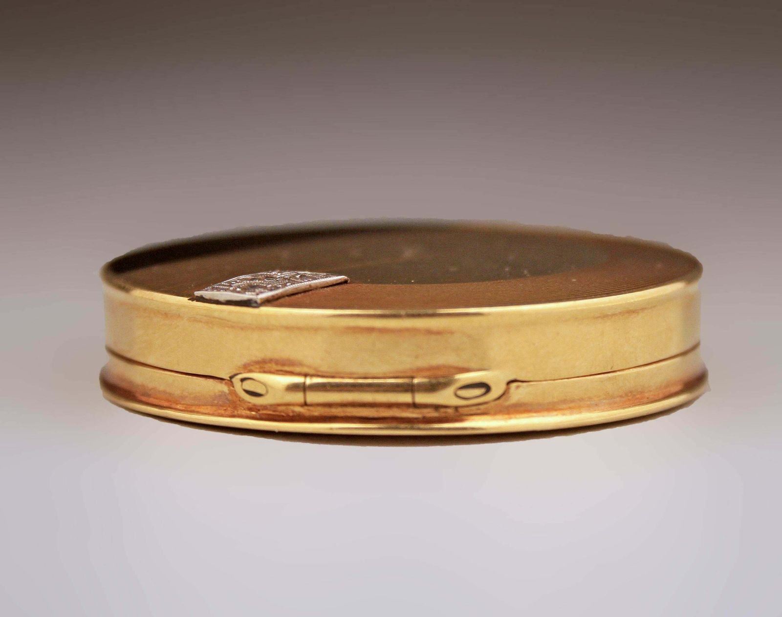 Art Déco French Hand Crafted 18 Karat Gold And Enamel Circular Pill/Snuff Box photo vinterior