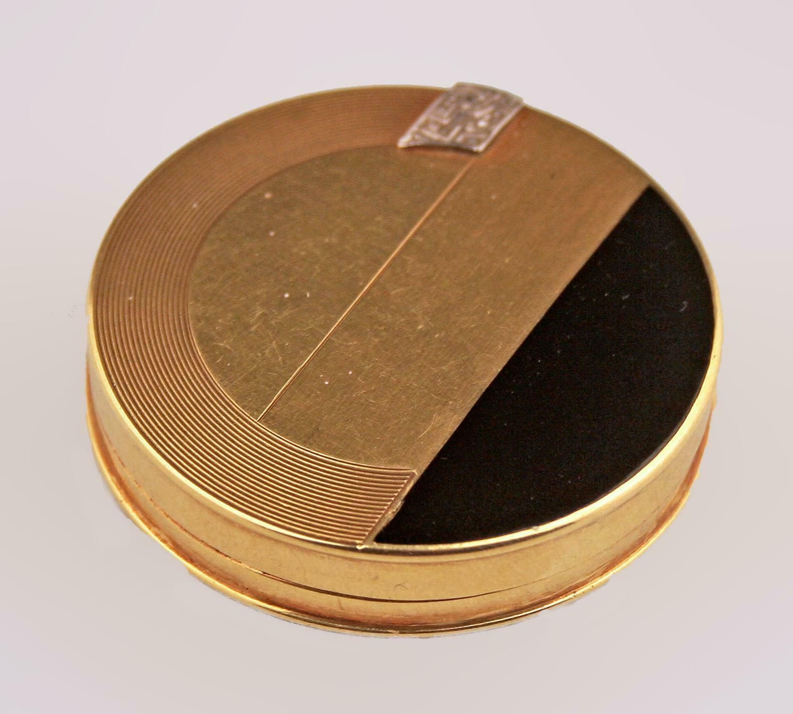 Art Déco French Hand Crafted 18 Karat Gold And Enamel Circular Pill/Snuff Box photo vintage