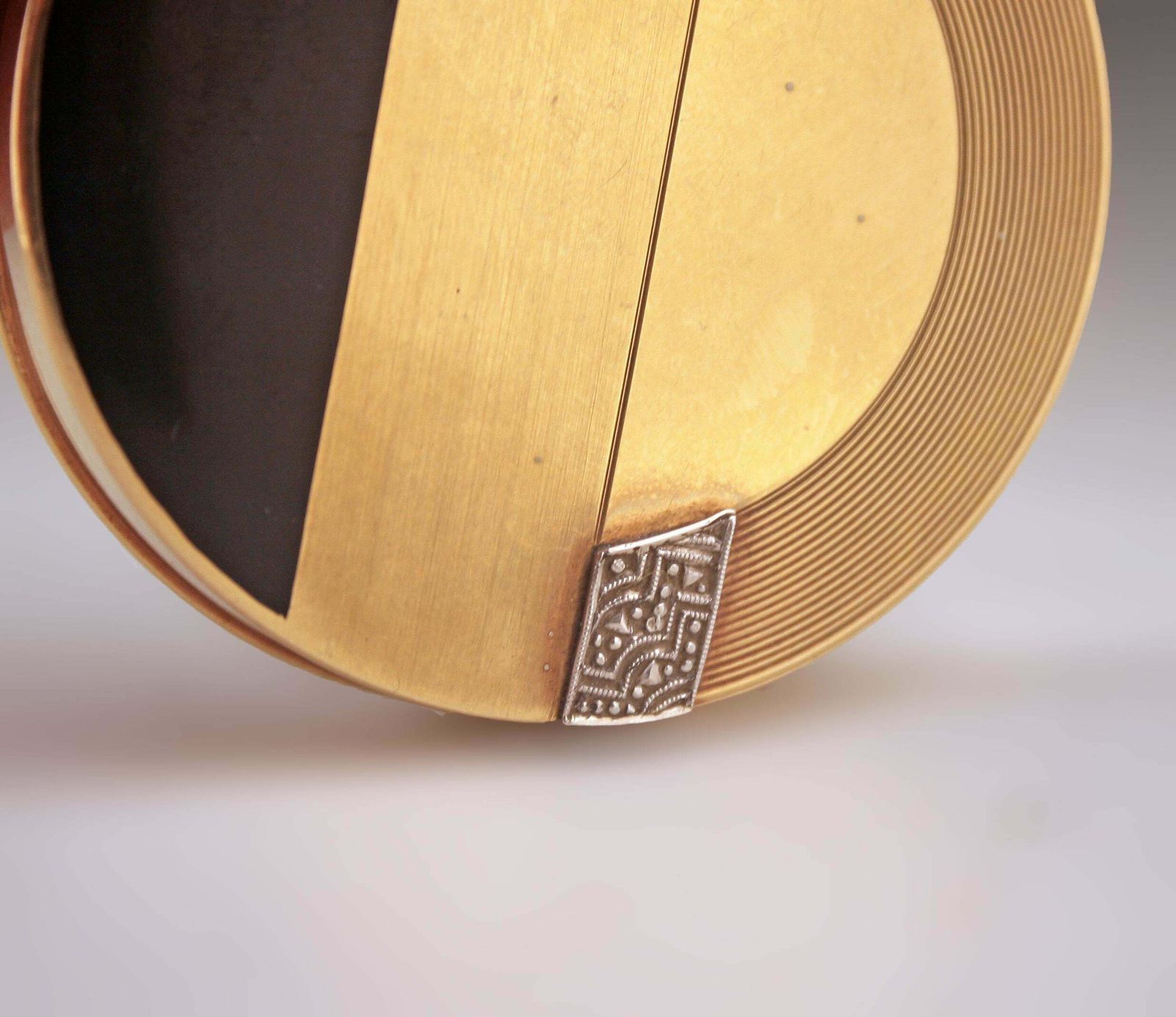 photo furniture Art Déco French Hand Crafted 18 Karat Gold And Enamel Circular Pill/Snuff Box