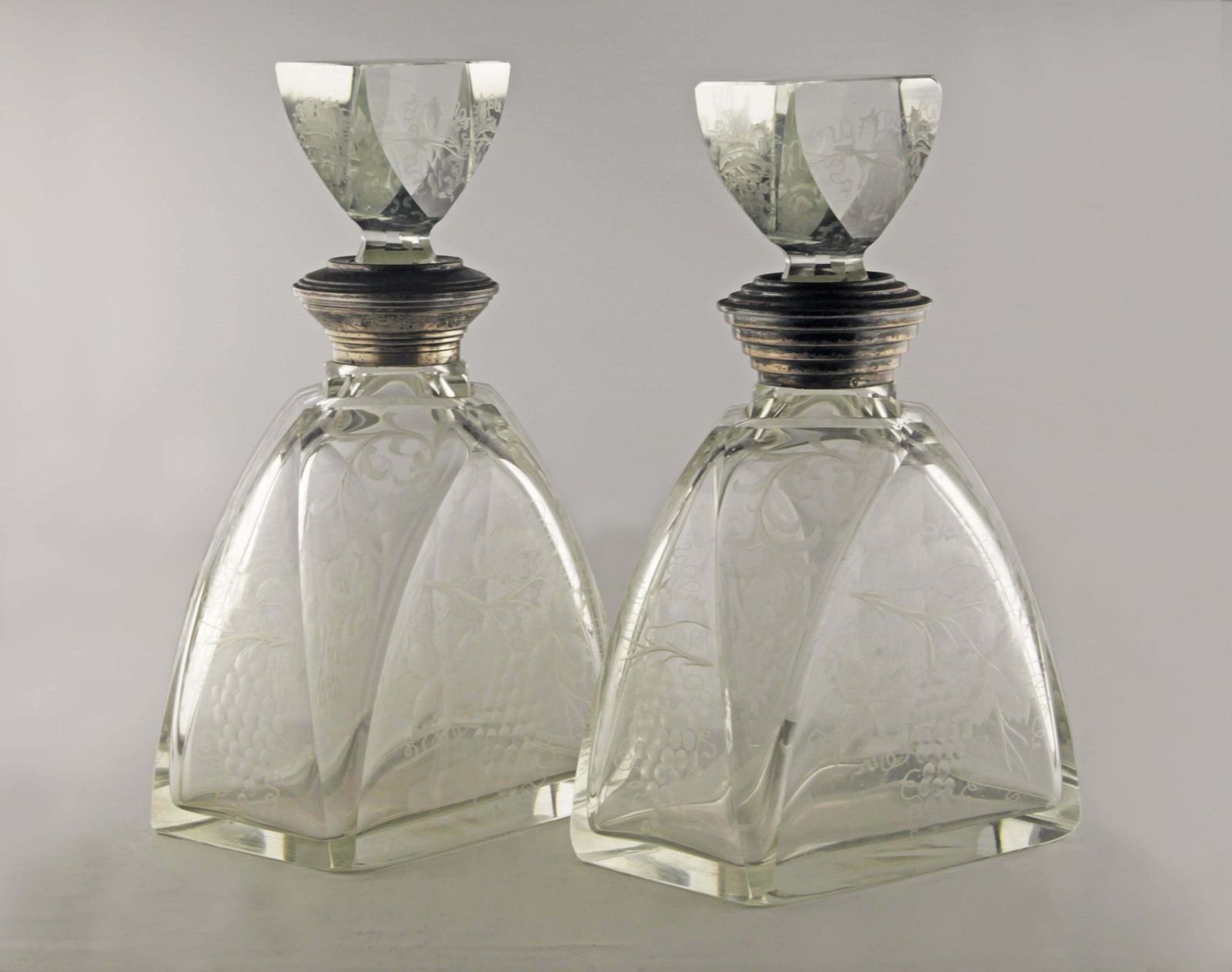 Pair Of Early 20th Century Art Déco Etched Glass Liquor Decanters And Stoppers With Sterling Silver Necks photo buy