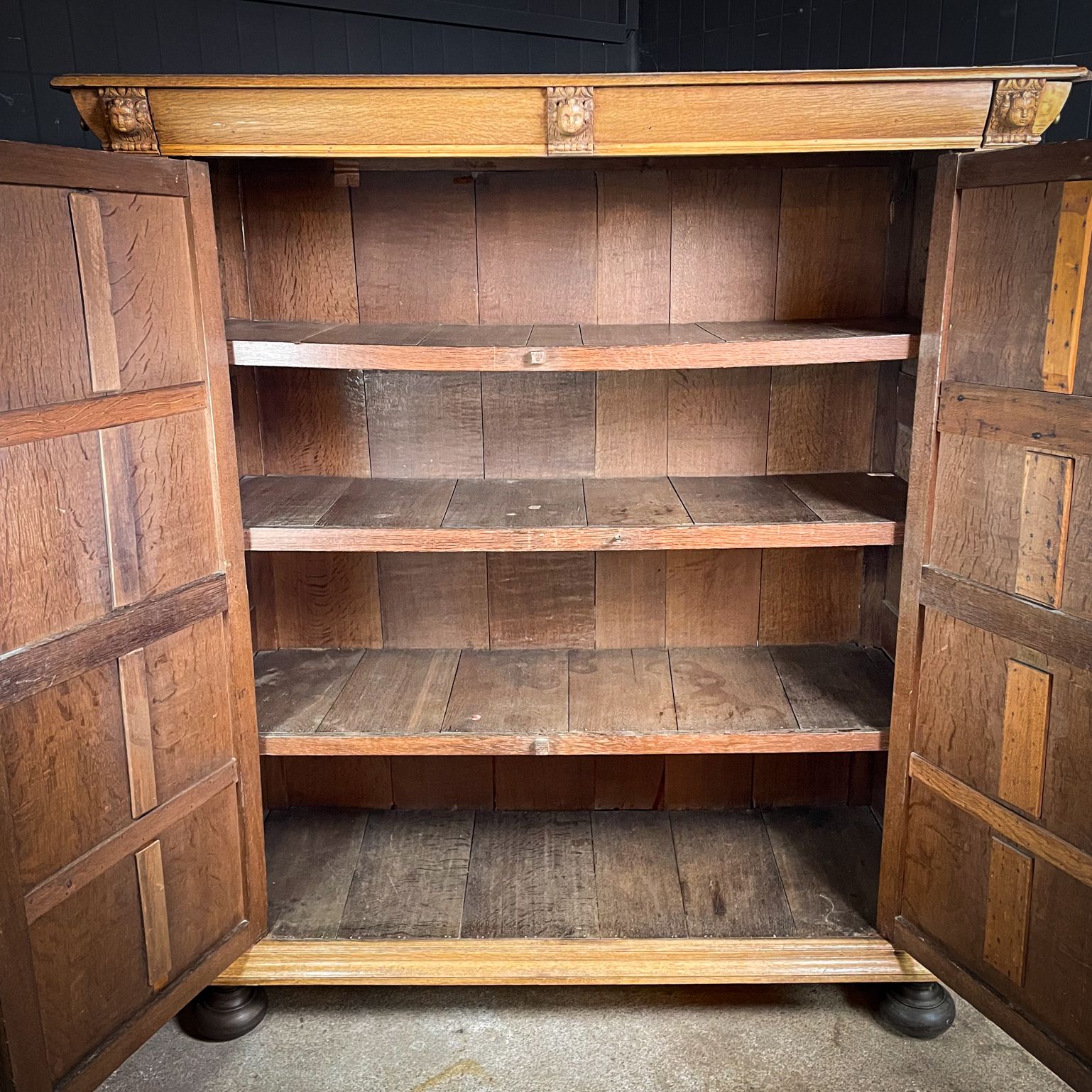 photo vinterior Antique Oak Country Wardrobe – Germany, Circa 1680