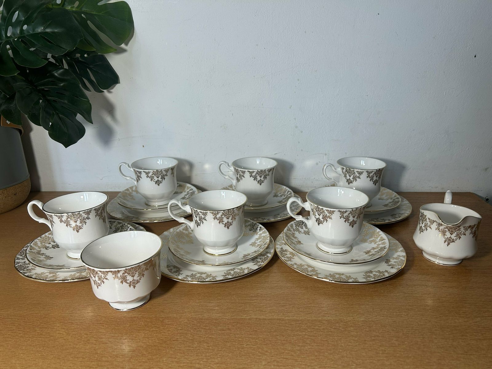 1950s Queen Anne Set Of Bone China Tea Set Made By Crown Regent Gold And White 20 Piece