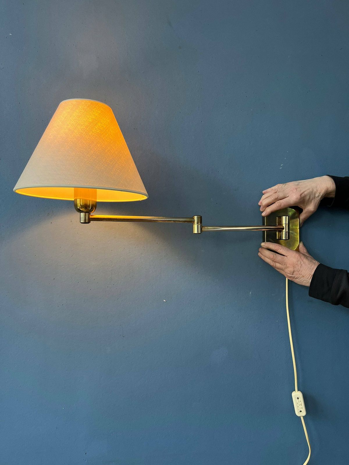 Gouden Hollywood Regency Zwenkarm Wandlamp Met Beige Kap photo for sale
