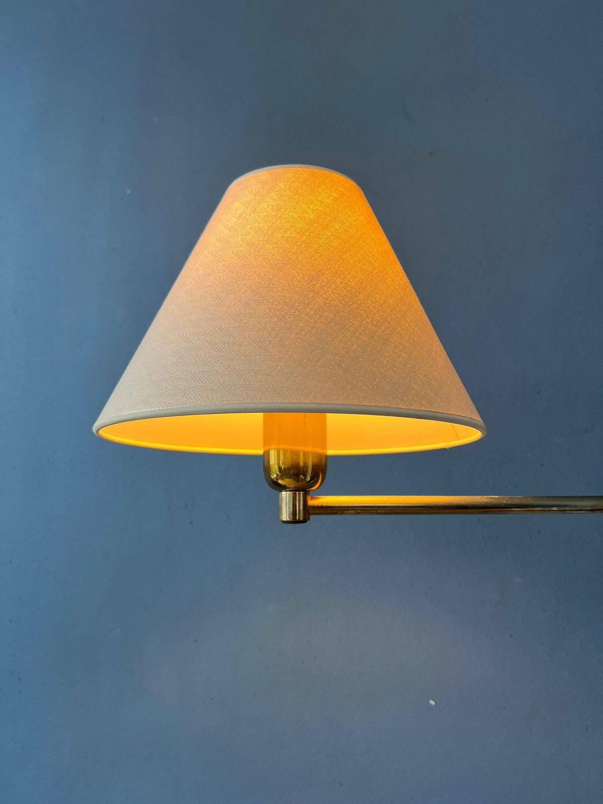 Gouden Hollywood Regency Zwenkarm Wandlamp Met Beige Kap photo Verlichting