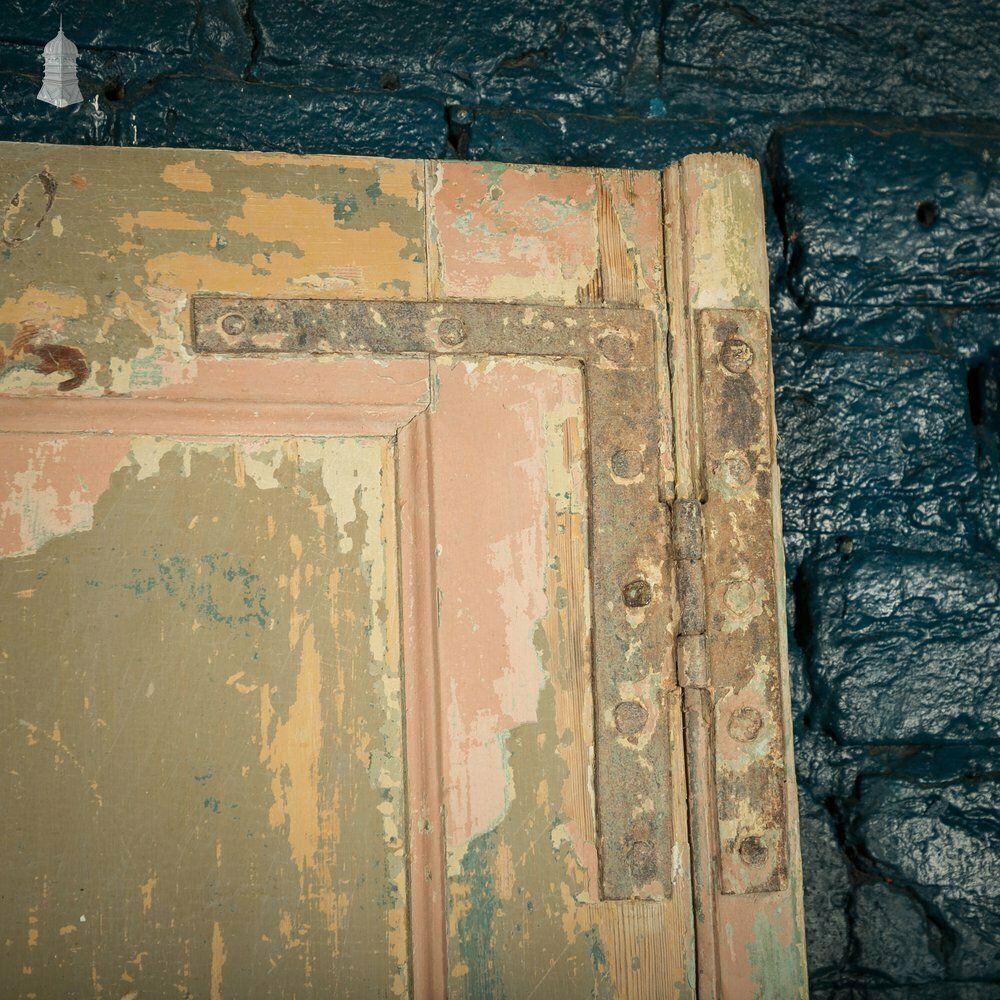photo vintage Pine Paneled Door, Distressed Paint Finish