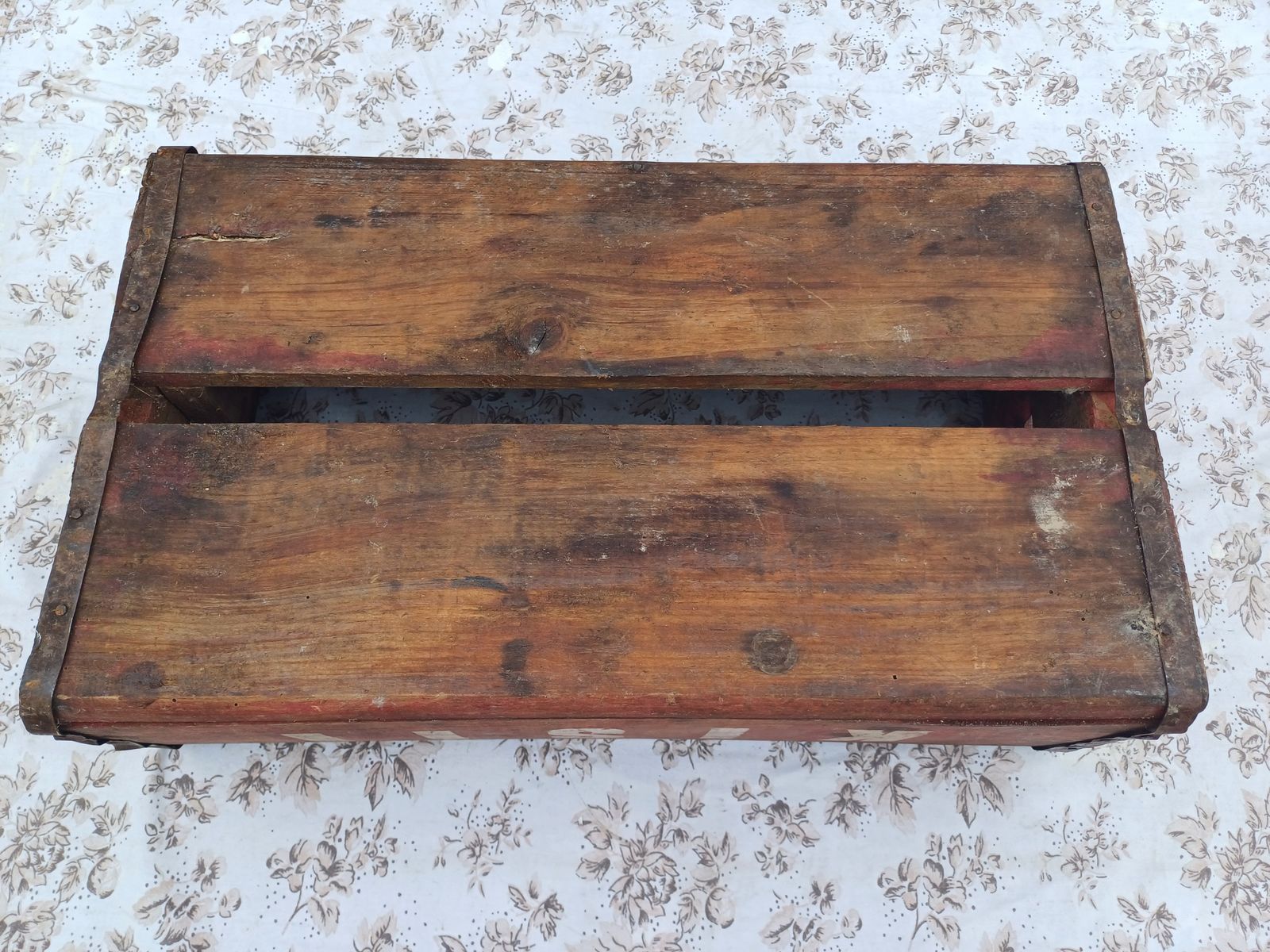 Coca Cola Wooden Crate: Kisii, 1950s photo vinterior