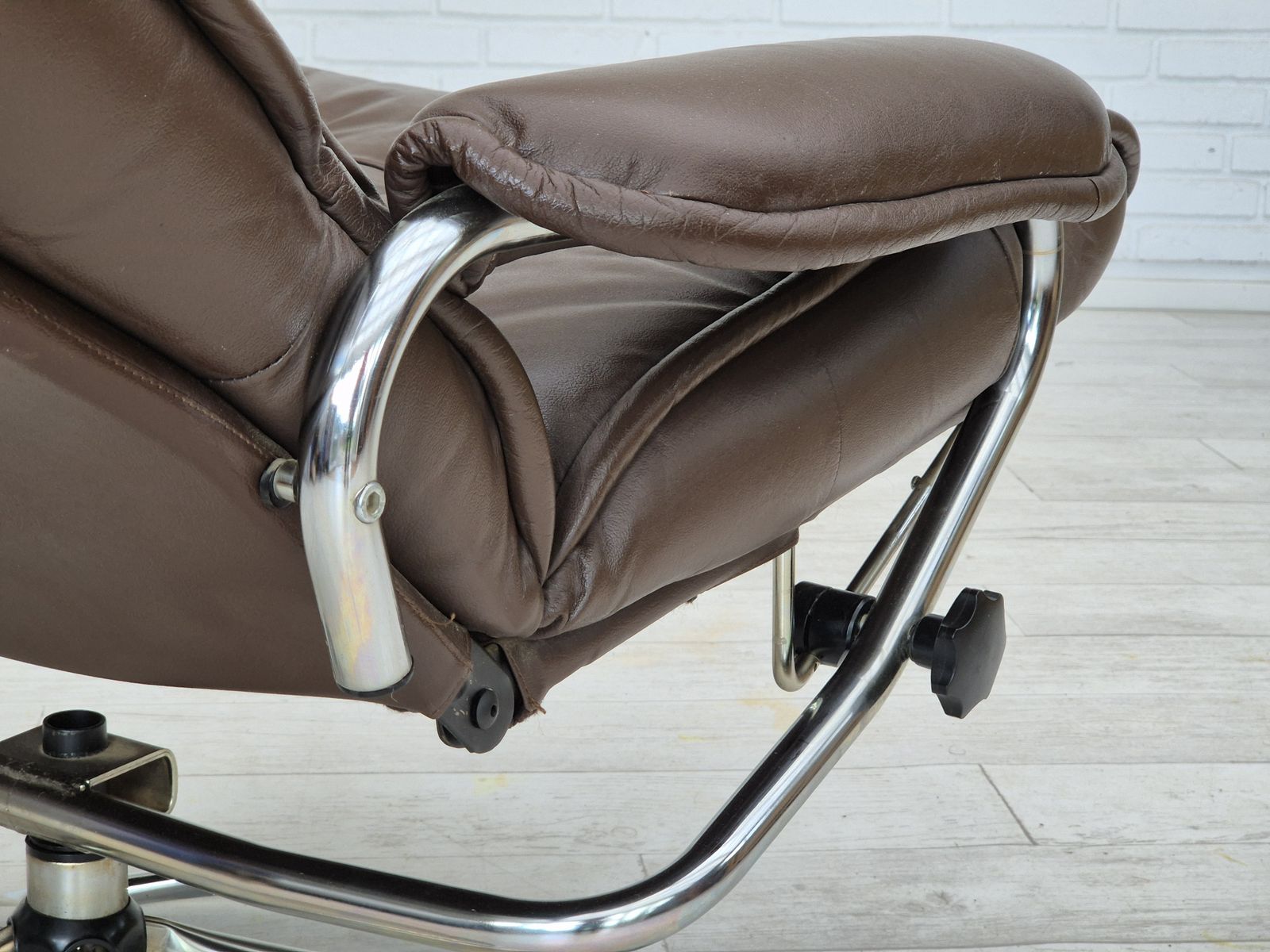 photo vinterior 1970s, Danish Swivel Chair, Original Condition, Leather, Chrome Steel.