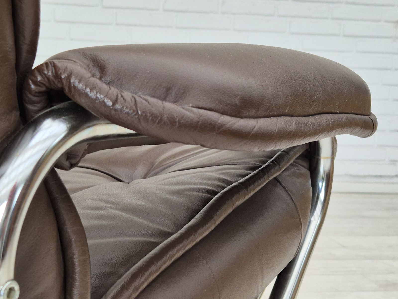 photo vintage 1970s, Danish Swivel Chair, Original Condition, Leather, Chrome Steel.