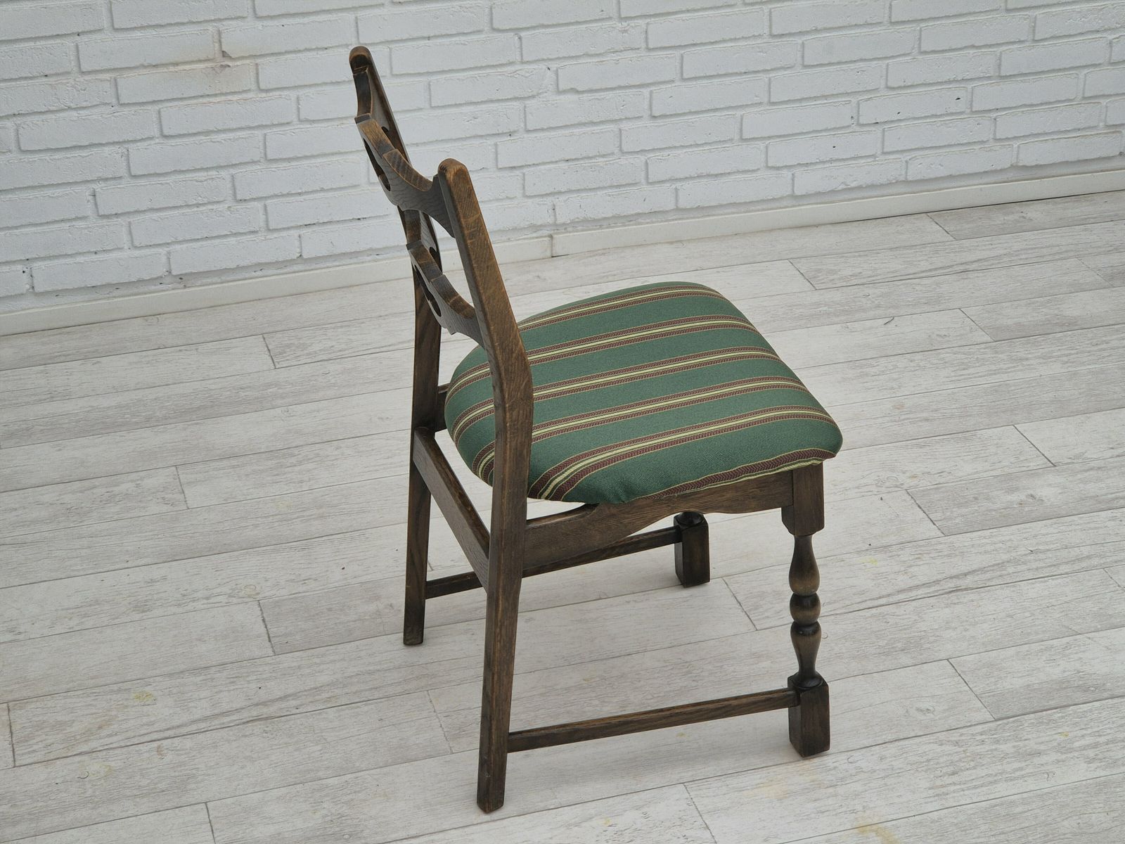 photo furniture Ca. Jaren 1970, Set Van 4 Deense Eetkamerstoelen, Donker Eikenhout, Meubelwollen Bekleding.