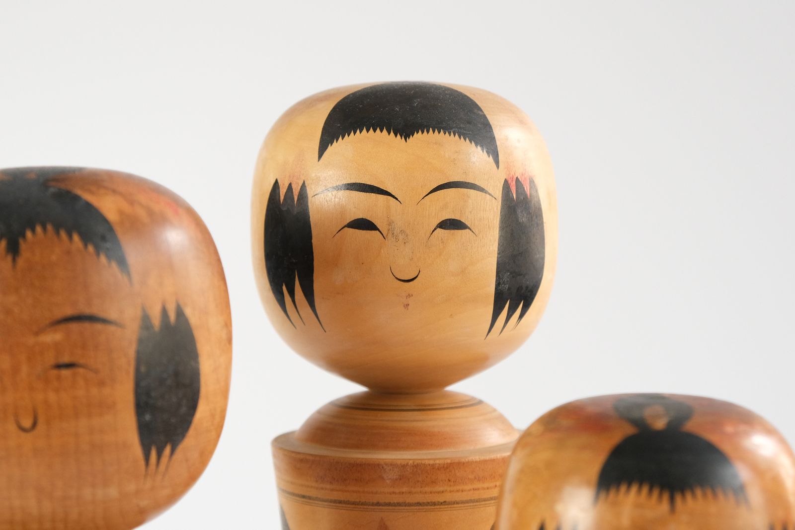 photo vinterior Vintage Set Of 5 Hand Painted Japanese Kokeshi Dolls