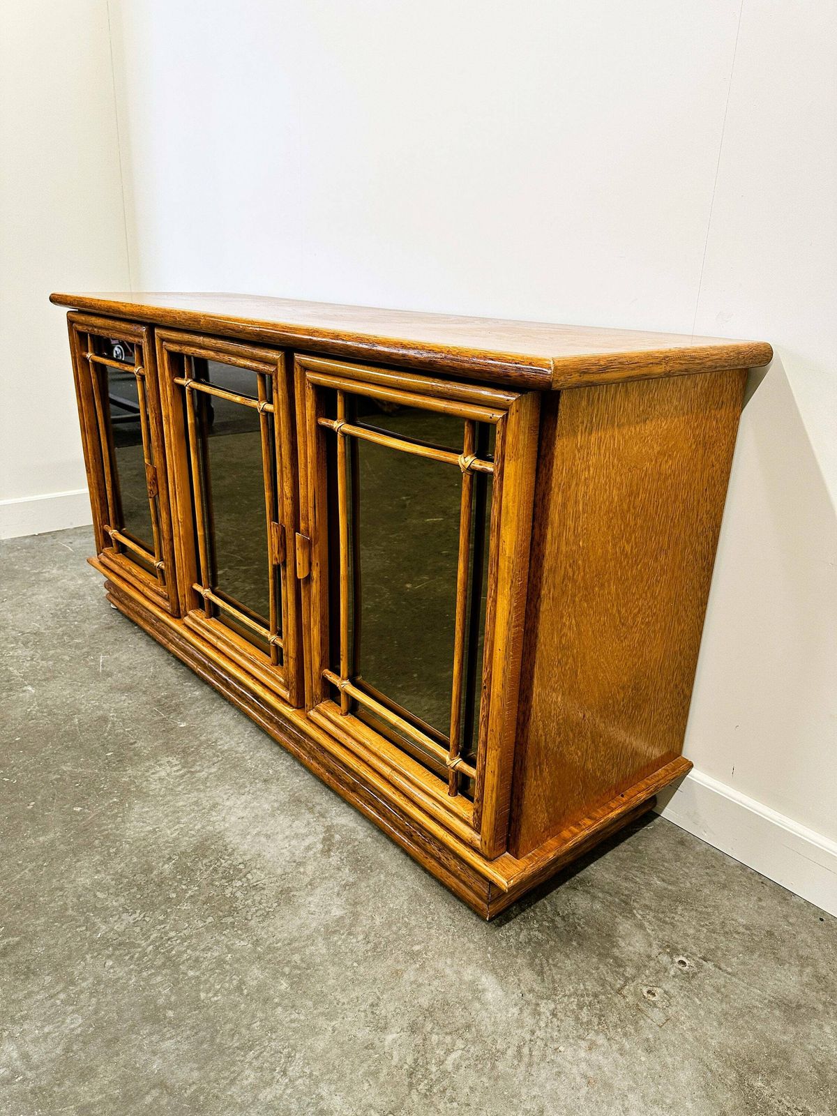 photo furniture Vintage Gespiegeld Bamboe Dressoir Van Maugrion Voor Roche Bobois, Jaren 1970. Frankrijk