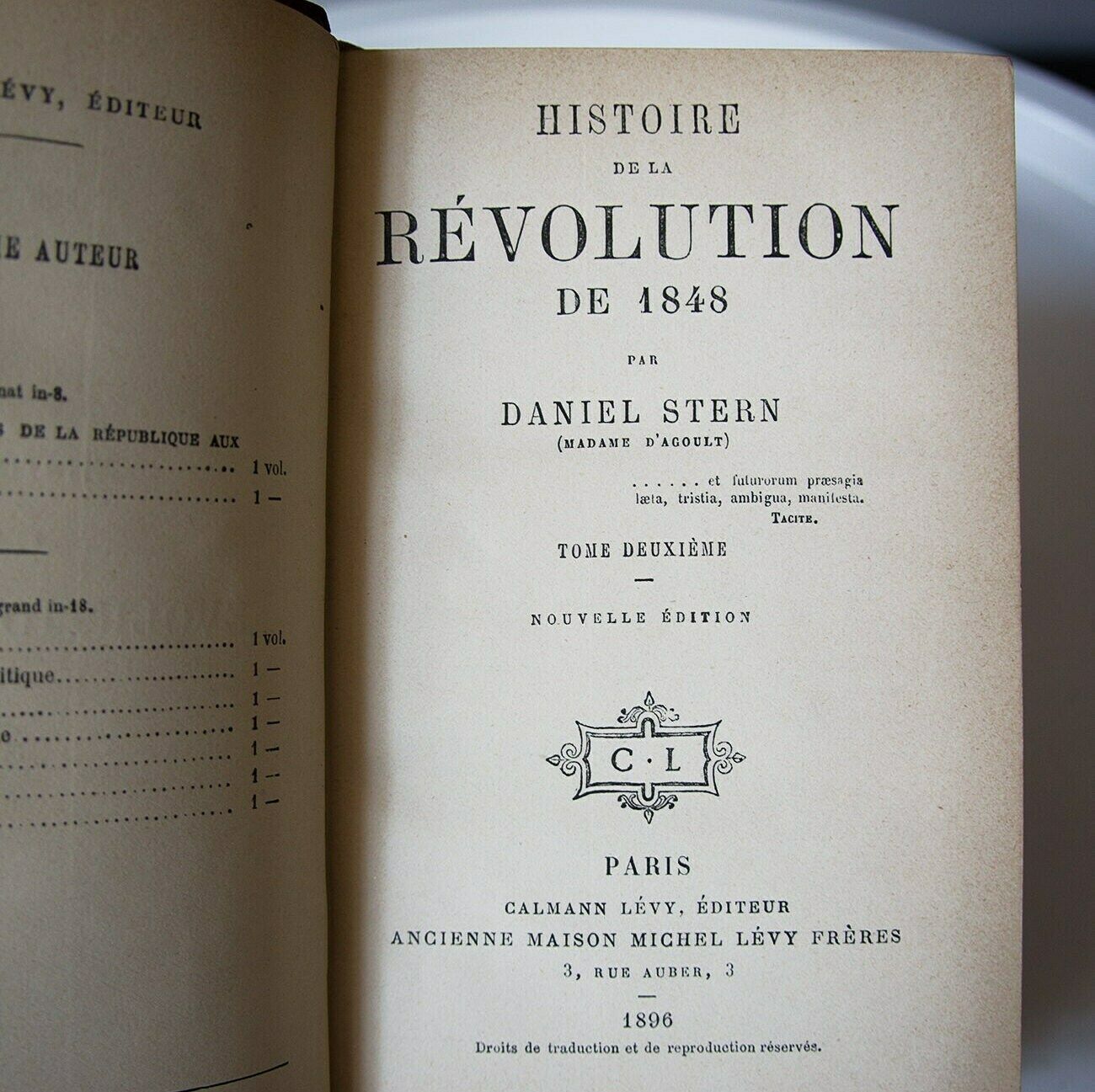 Set Van 2 Antieke Boeken, 19e Eeuwse Boeken, Franse Boeken Uit De Jaren 1800, Antiek Decoratief Object photo vintage
