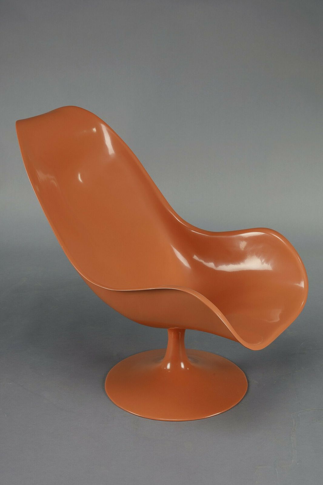 photo vinterior 1970s Living Room Set: Tulip Chairs And Coffee Table