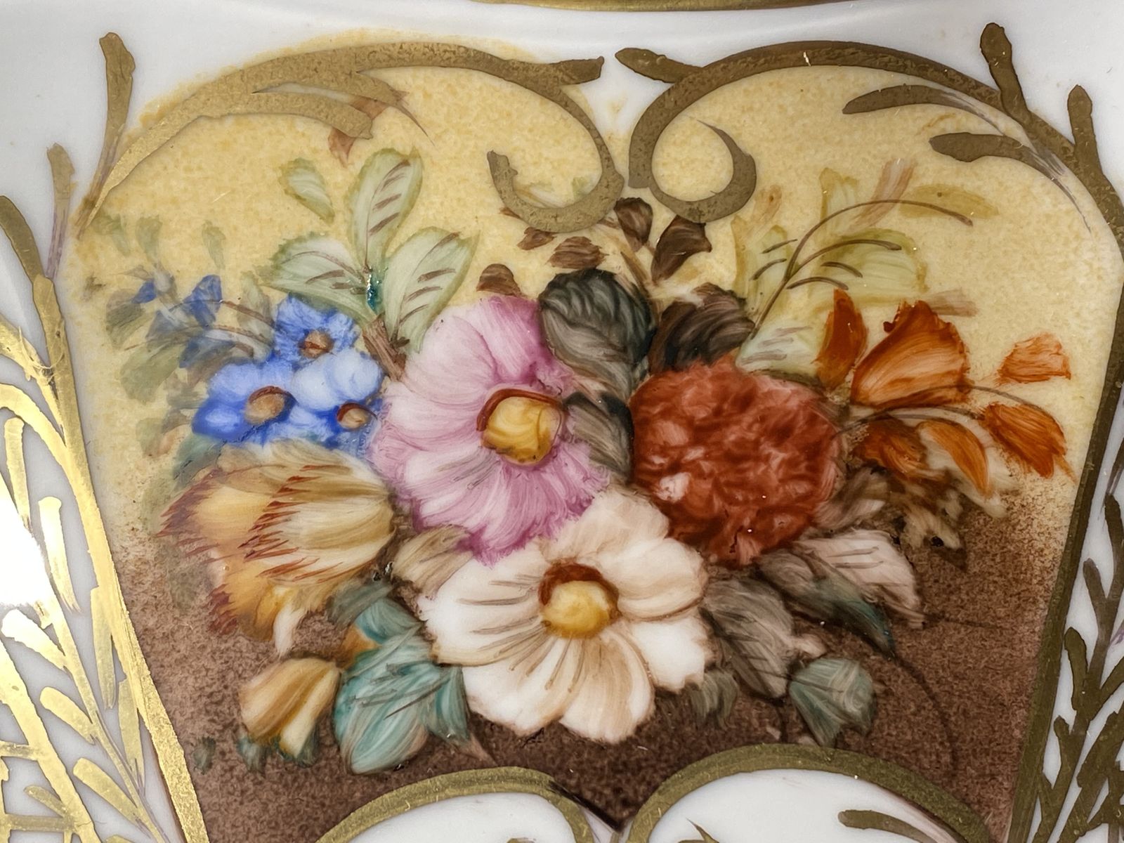 photo vinterior Exquisite Limoges Hand Painted Floral Gilded Plate – Antique French Elegance 22 Centimeters Wide