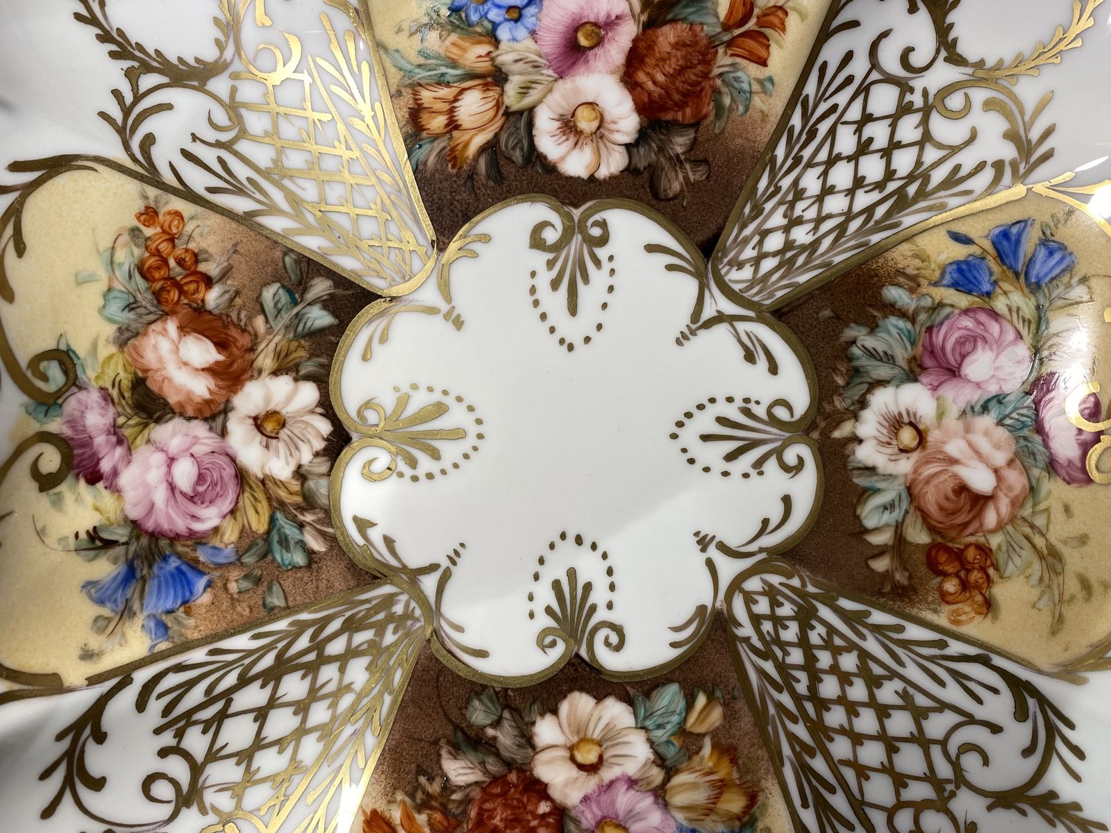 photo vintage Exquisite Limoges Hand Painted Floral Gilded Plate – Antique French Elegance 22 Centimeters Wide