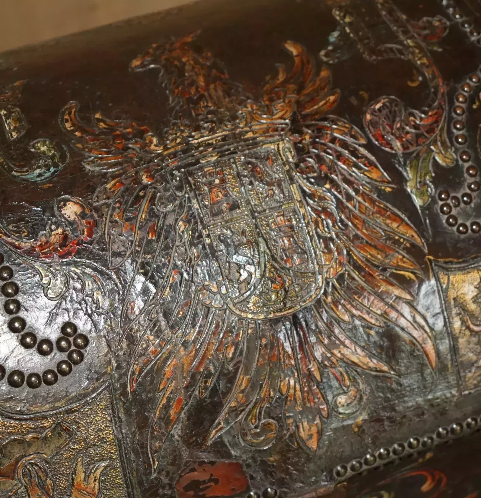 photo furniture 18th Century Polychrome Painted Leather Armorail Crest Trunk Carved Walnut Feet