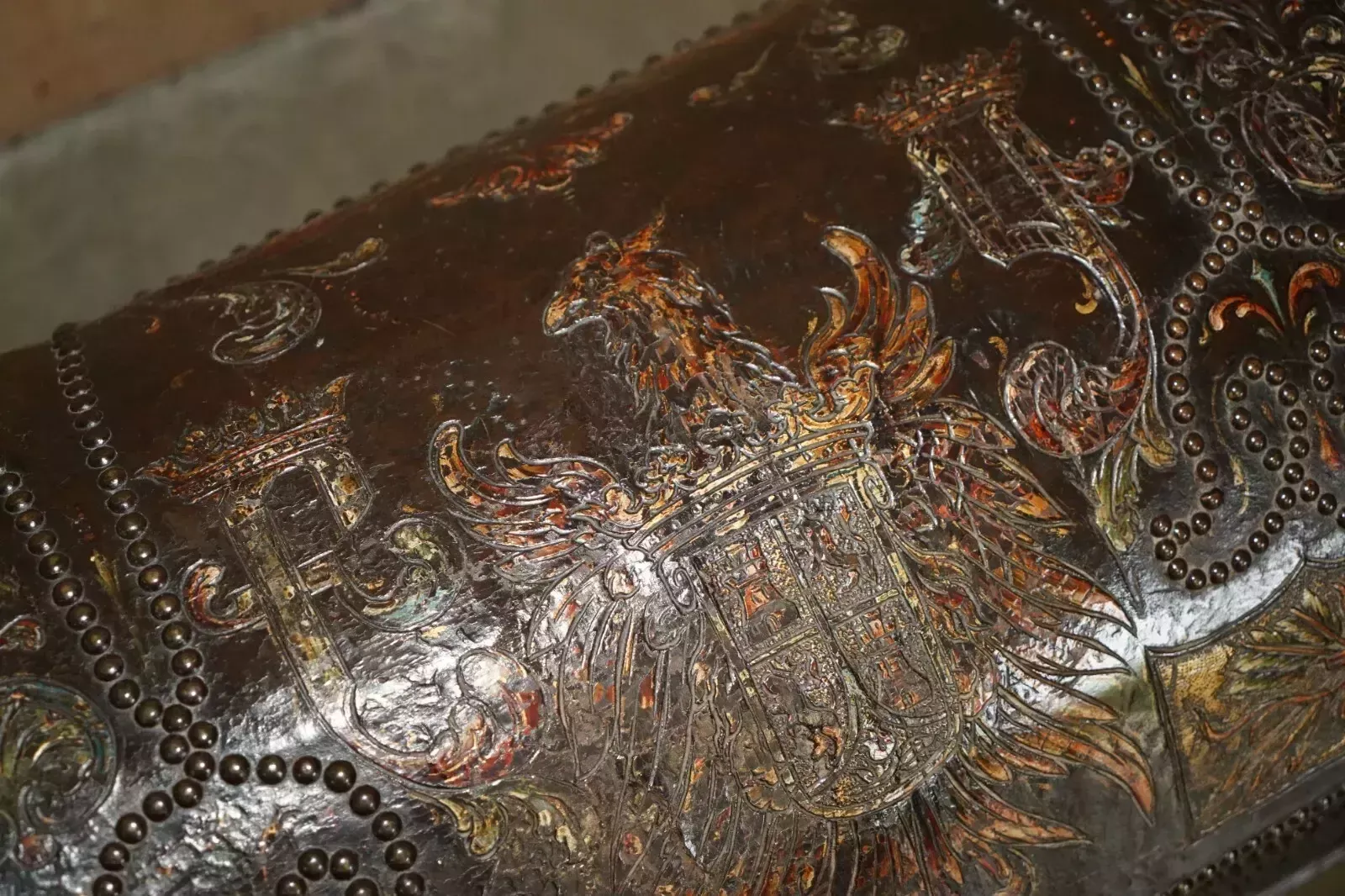 photo vinterior 18th Century Polychrome Painted Leather Armorail Crest Trunk Carved Walnut Feet