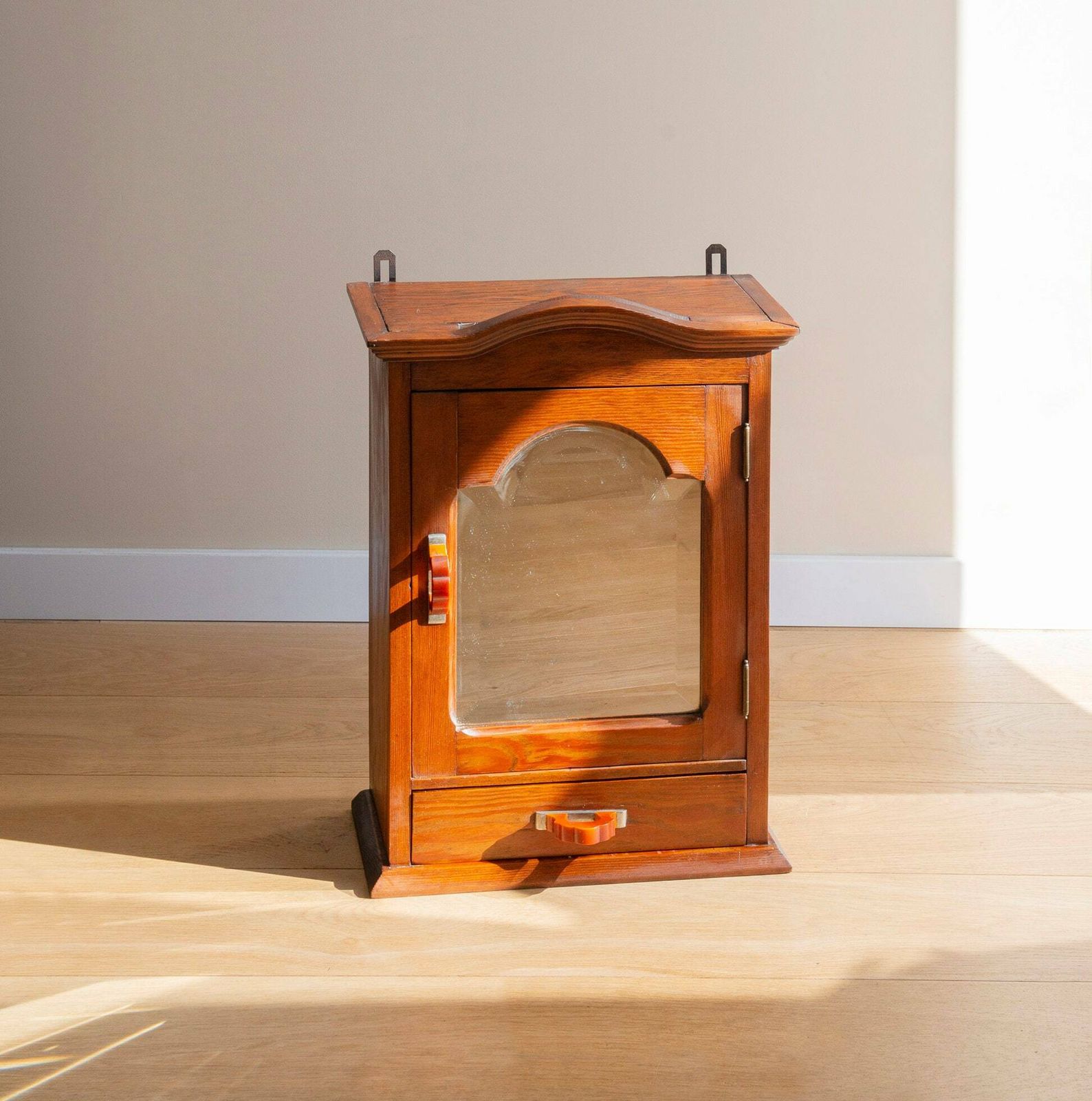Antiek Apothekerskastje Met Geslepen Spiegel En Lade, Eikenhouten Wandkast, Hangend Opbergkastje, Oud Medicijnkastje, Rustieke Woondecoratie photo furniture