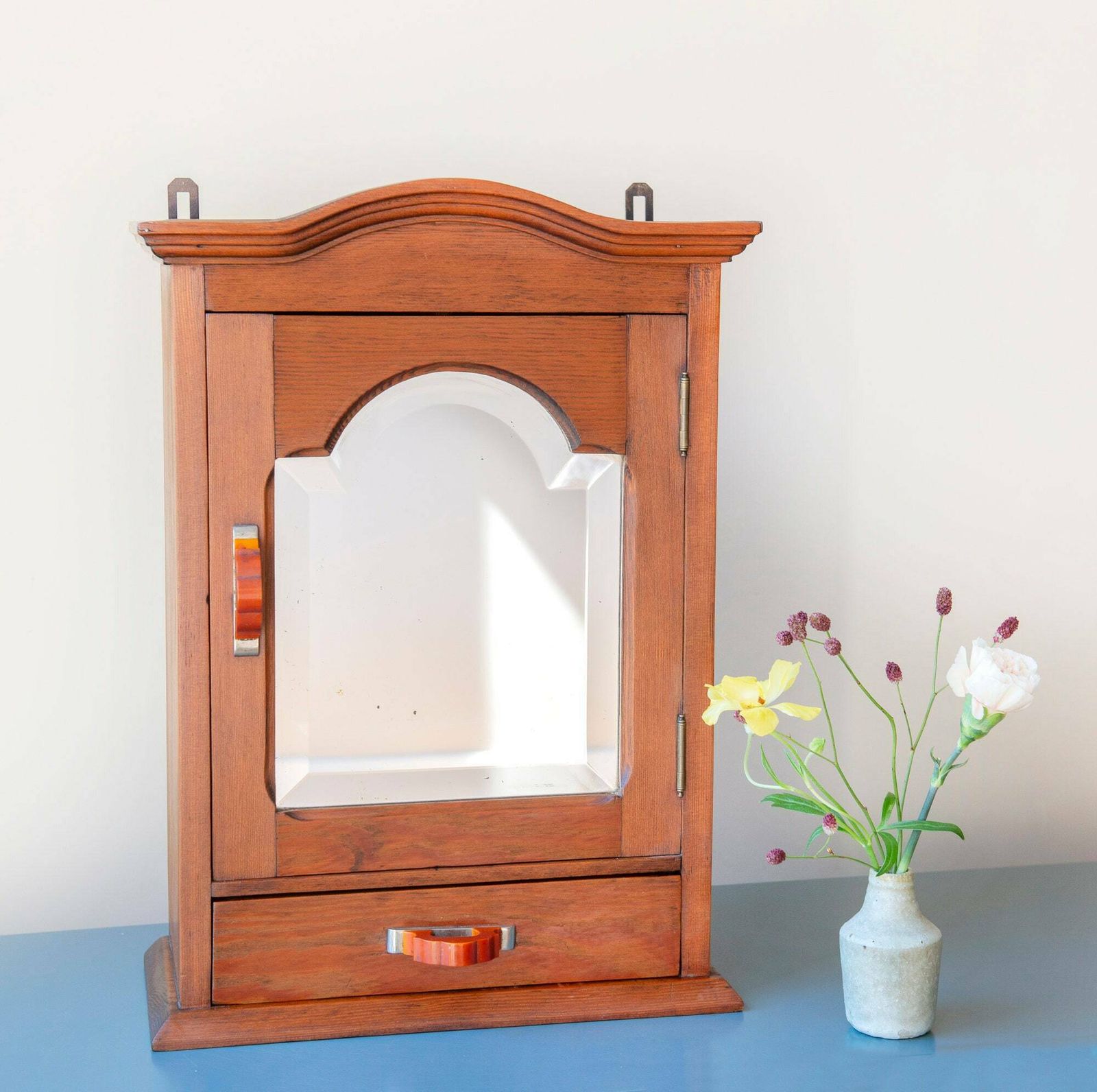 Antiek Apothekerskastje Met Geslepen Spiegel En Lade, Eikenhouten Wandkast, Hangend Opbergkastje, Oud Medicijnkastje, Rustieke Woondecoratie photo Meubels