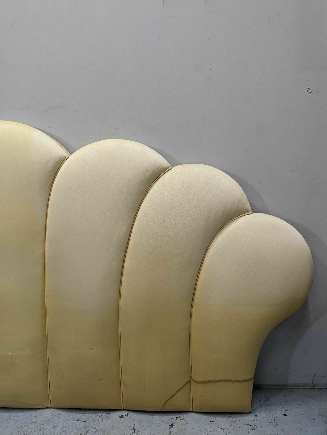 Polylobed Headboard In 1940 Hollywood Style Fabrics photo Furniture