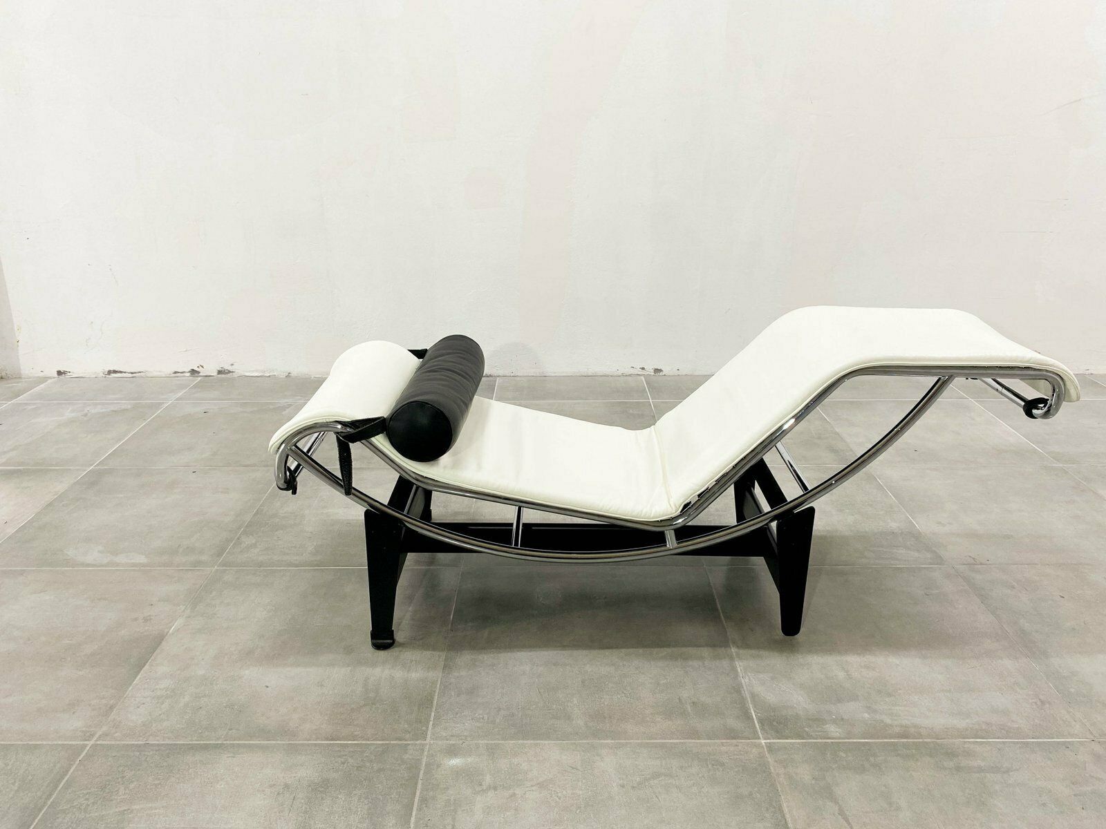 Lc 4 Lounge Chair In White Leather By Le Corbusier For Cassina, 1980s photo for sale