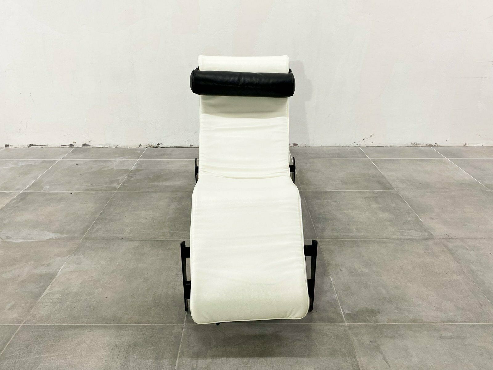 Lc 4 Lounge Chair In White Leather By Le Corbusier For Cassina, 1980s photo vintage