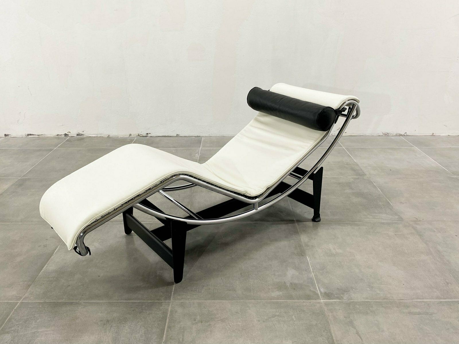 photo for sale Lc 4 Lounge Chair In White Leather By Le Corbusier For Cassina, 1980s