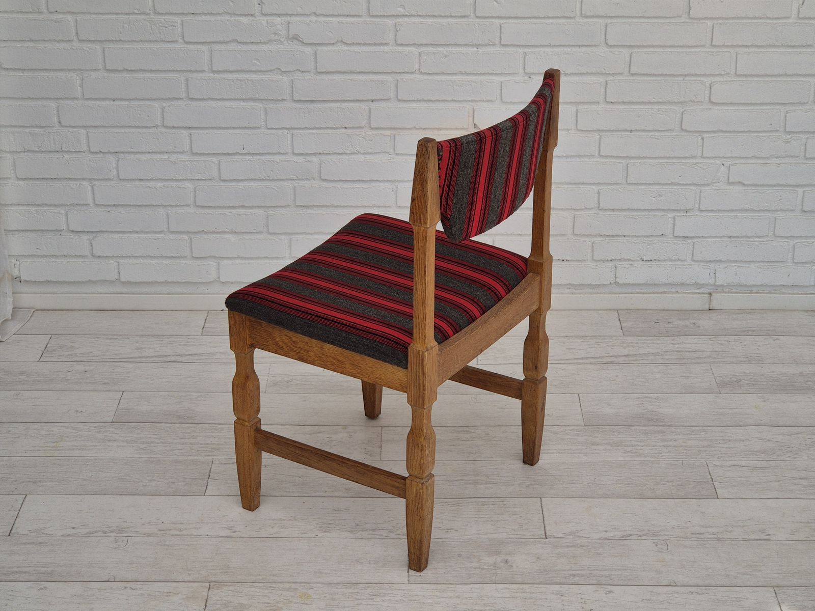 photo vinterior 1970s, Danish Design By Henning Kjærnulf, Set Of 4 Dining Chairs, Original Condition, Oak, Wool.
