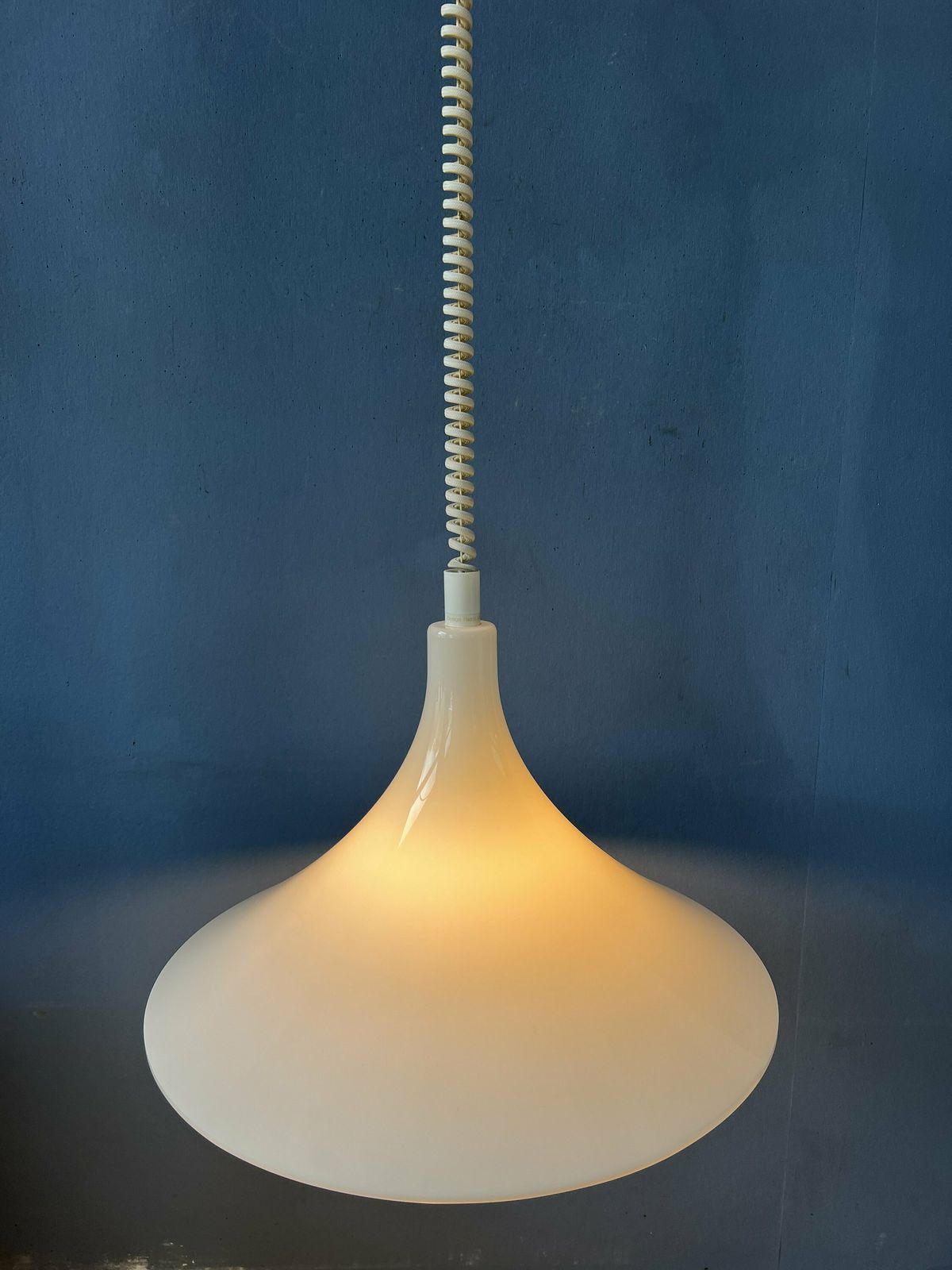 Mid Century Witte Space Age Heksenhoed Hanglamp photo for sale