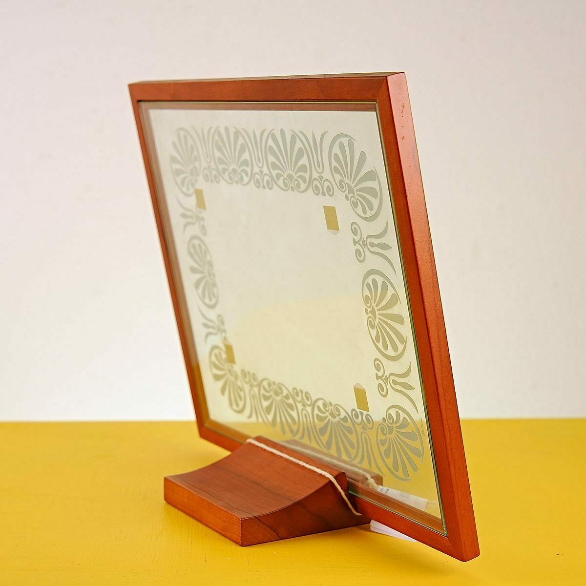 Vintage Houten Lijst Met Zilverfolie Gedecoreerd Glas photo 59.0